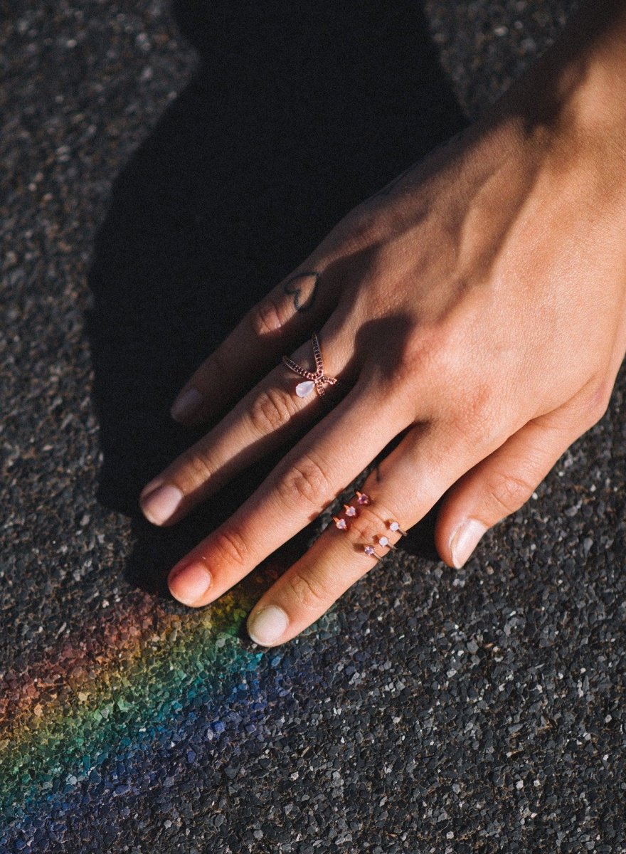 Anneaux de design double forme avec zircons noir et pierre central