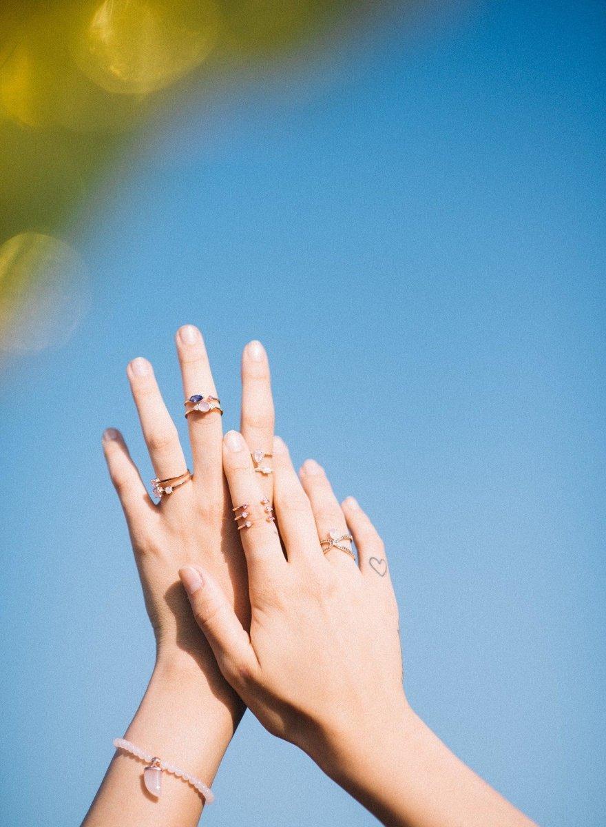 Anneaux de design double forme avec zircons noir et pierre central