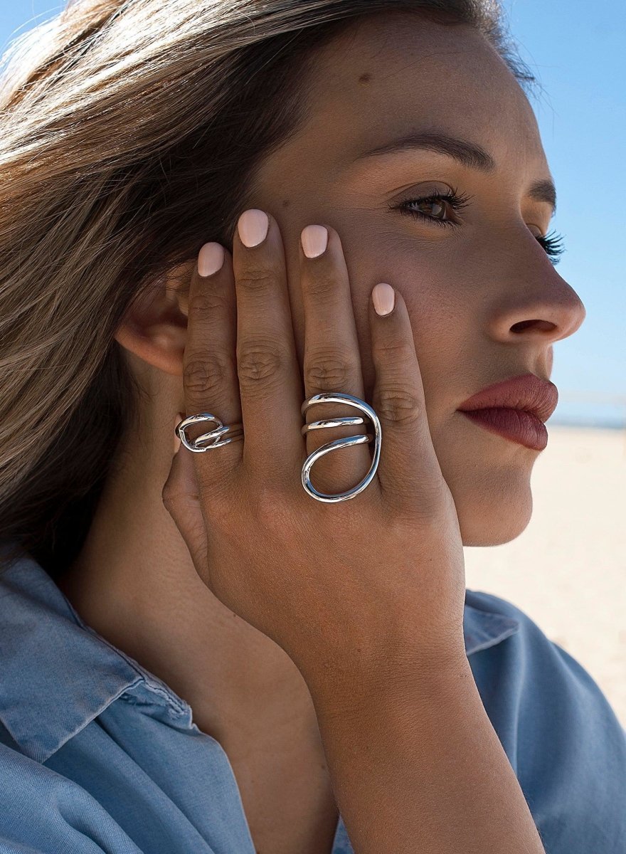 Rings of design entangled with central circle