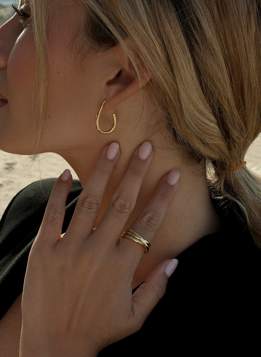 Anillos de diseño raíl elevado de plata con baño de oro