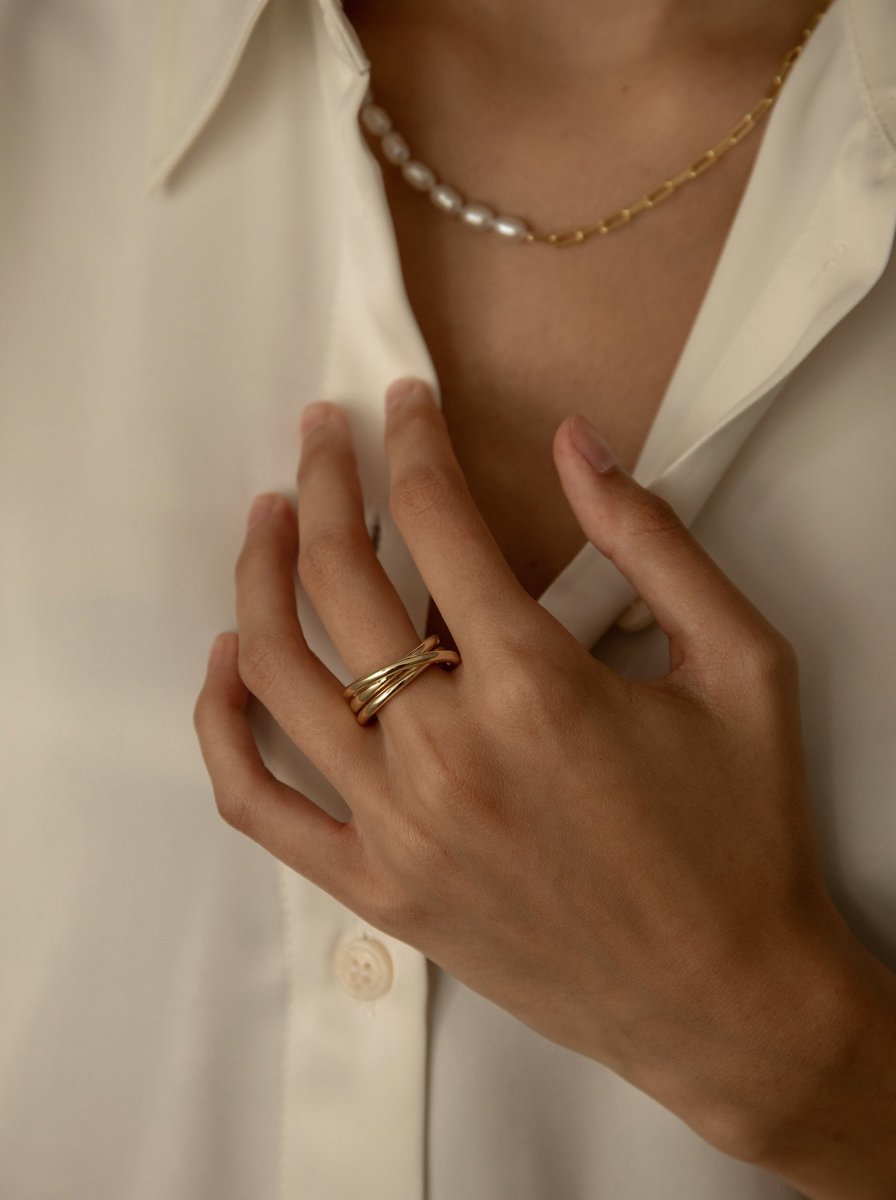 Anillos de diseño raíl elevado de plata con baño de oro