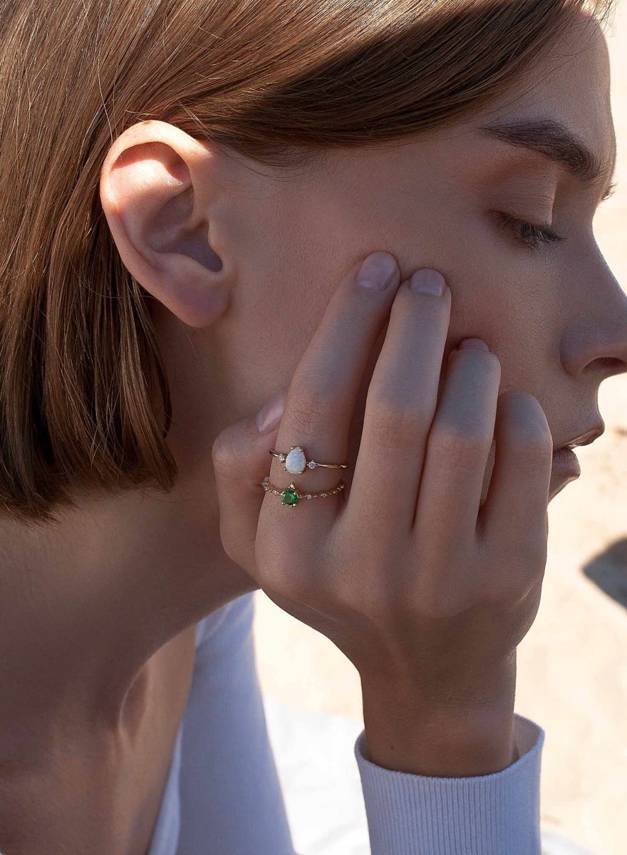 Anillos finos de plata bañado en oro diseño opalo
