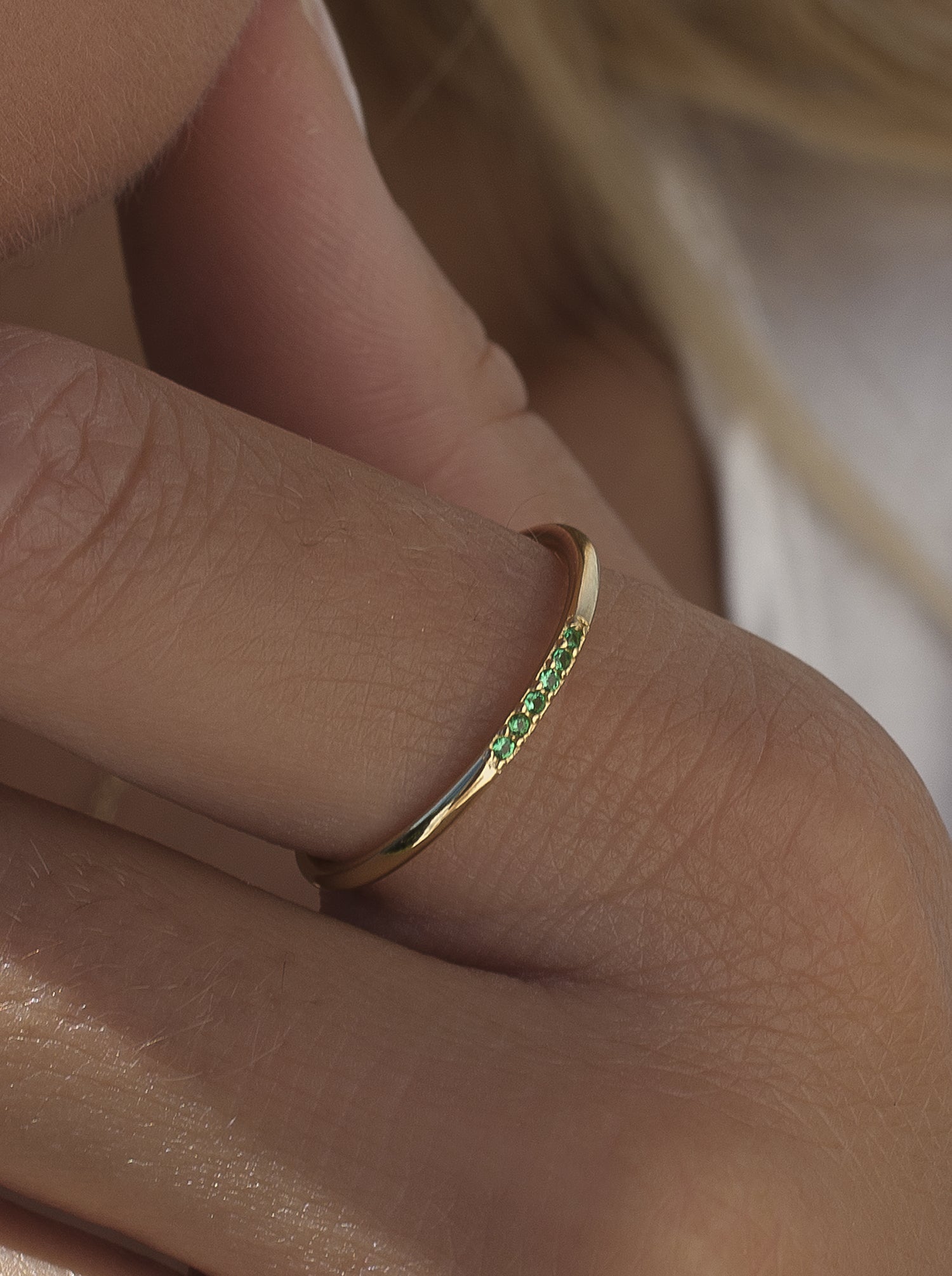 Anillos finos de plata bañados en oro con circonitas en tono verde-LINEARGENT