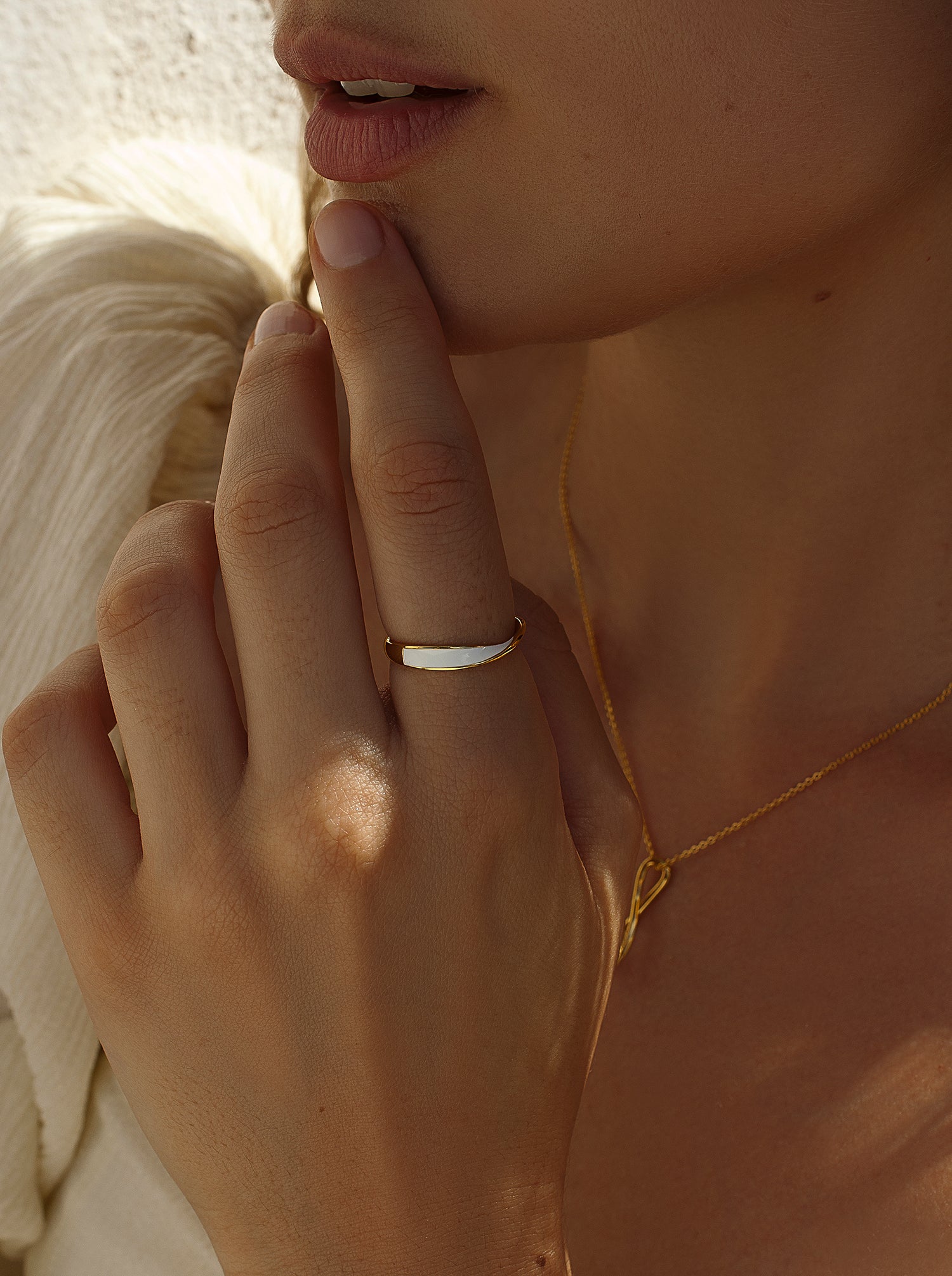 Anillos finos de plata diseño irregular esmalte blanco