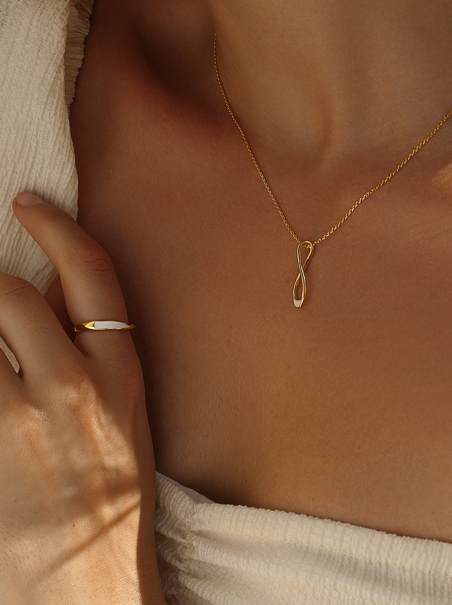 Anillos finos de plata diseño irregular esmalte blanco