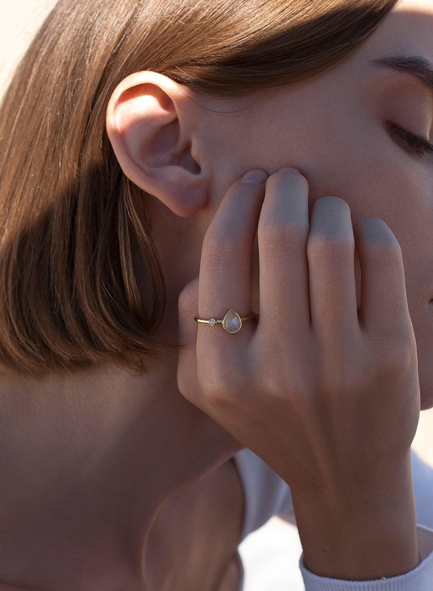 Anillos finos de plata motivo lágrima piedra lunar