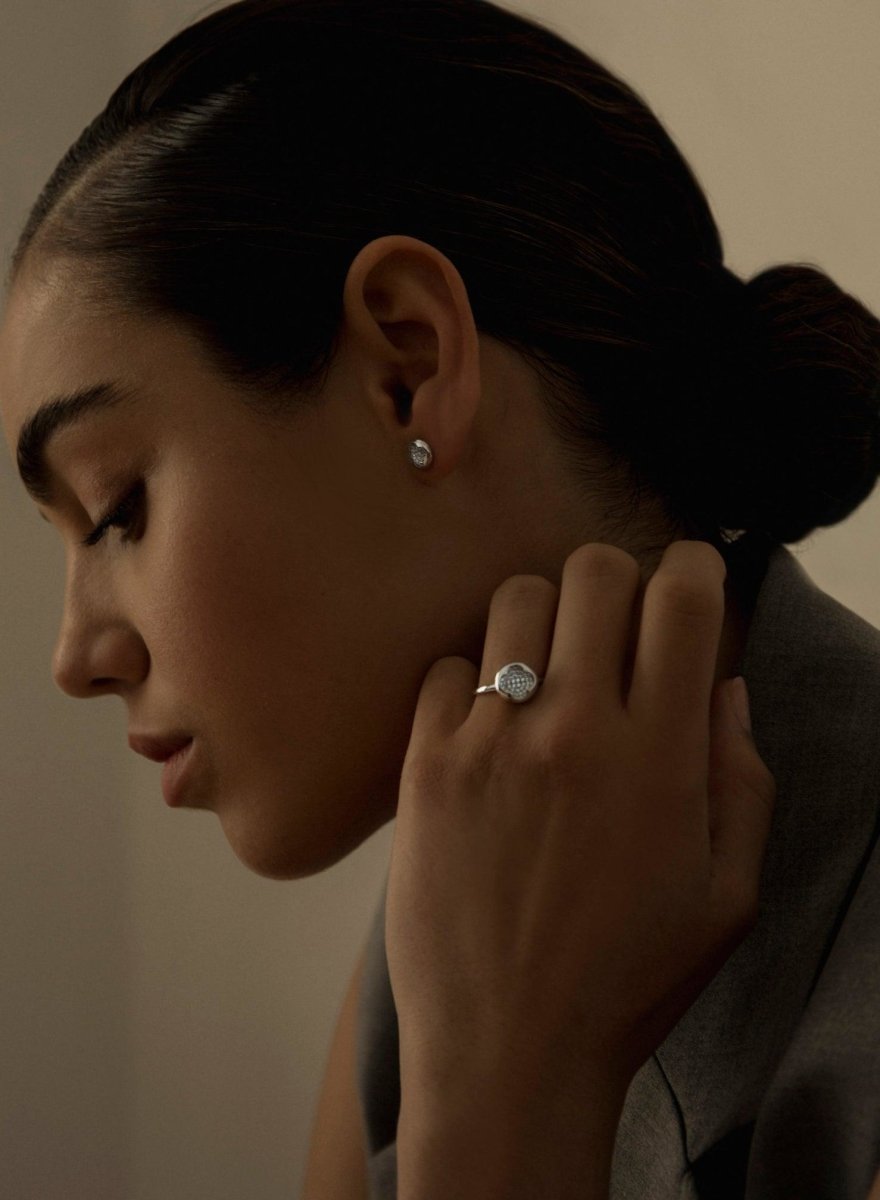 Anillos finos de plata silueta de flor y circonitas-LINEARGENT