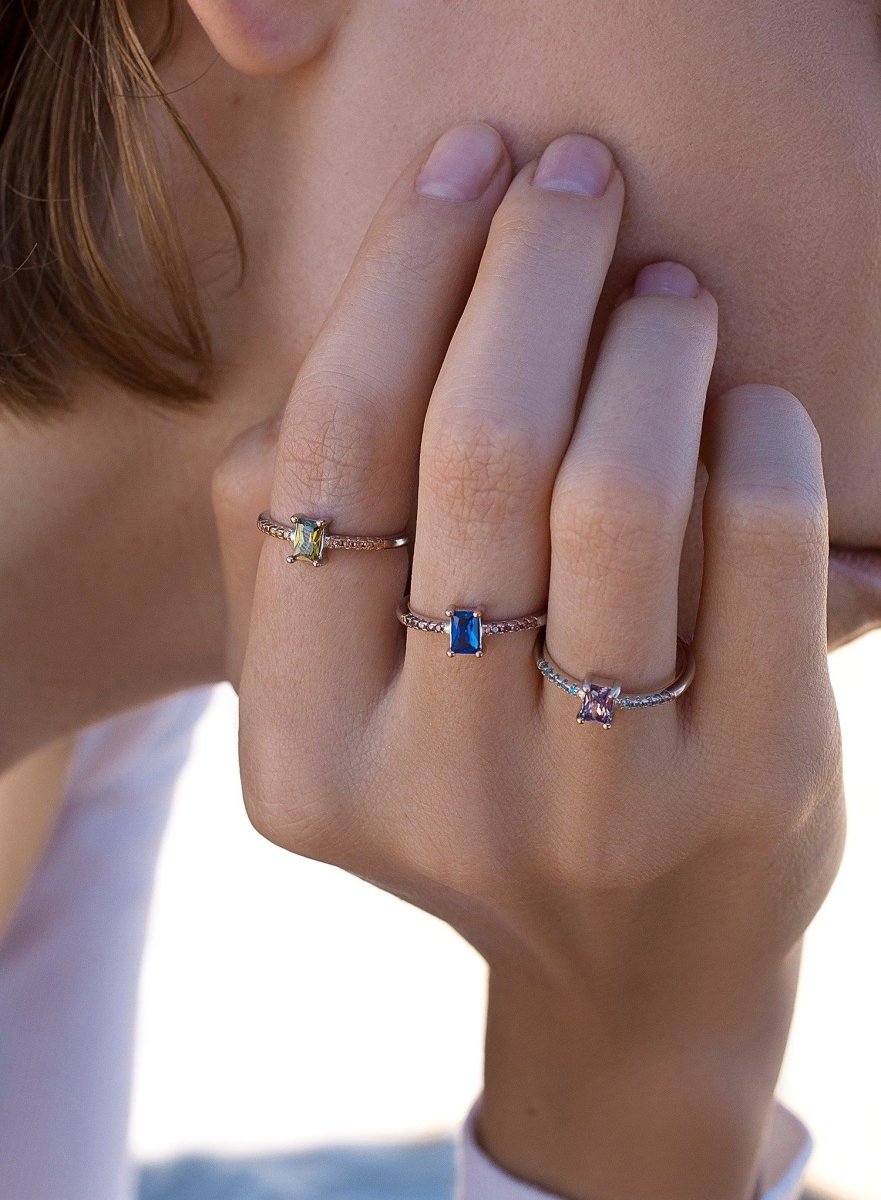 Anillos finos diseño central rectangular tono verde