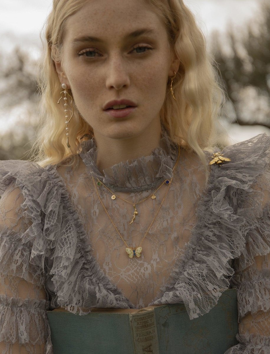 Broche de plata bañado en oro con diseño de mariposa compuesta por zirconitas multicolor.