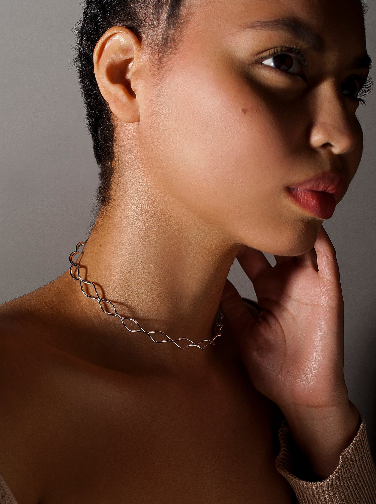 Choker rígido diseño zig zag de plata