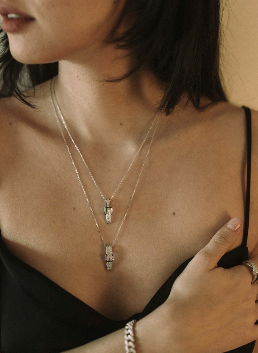 Colgante brillante diseño de hebilla con circonitas