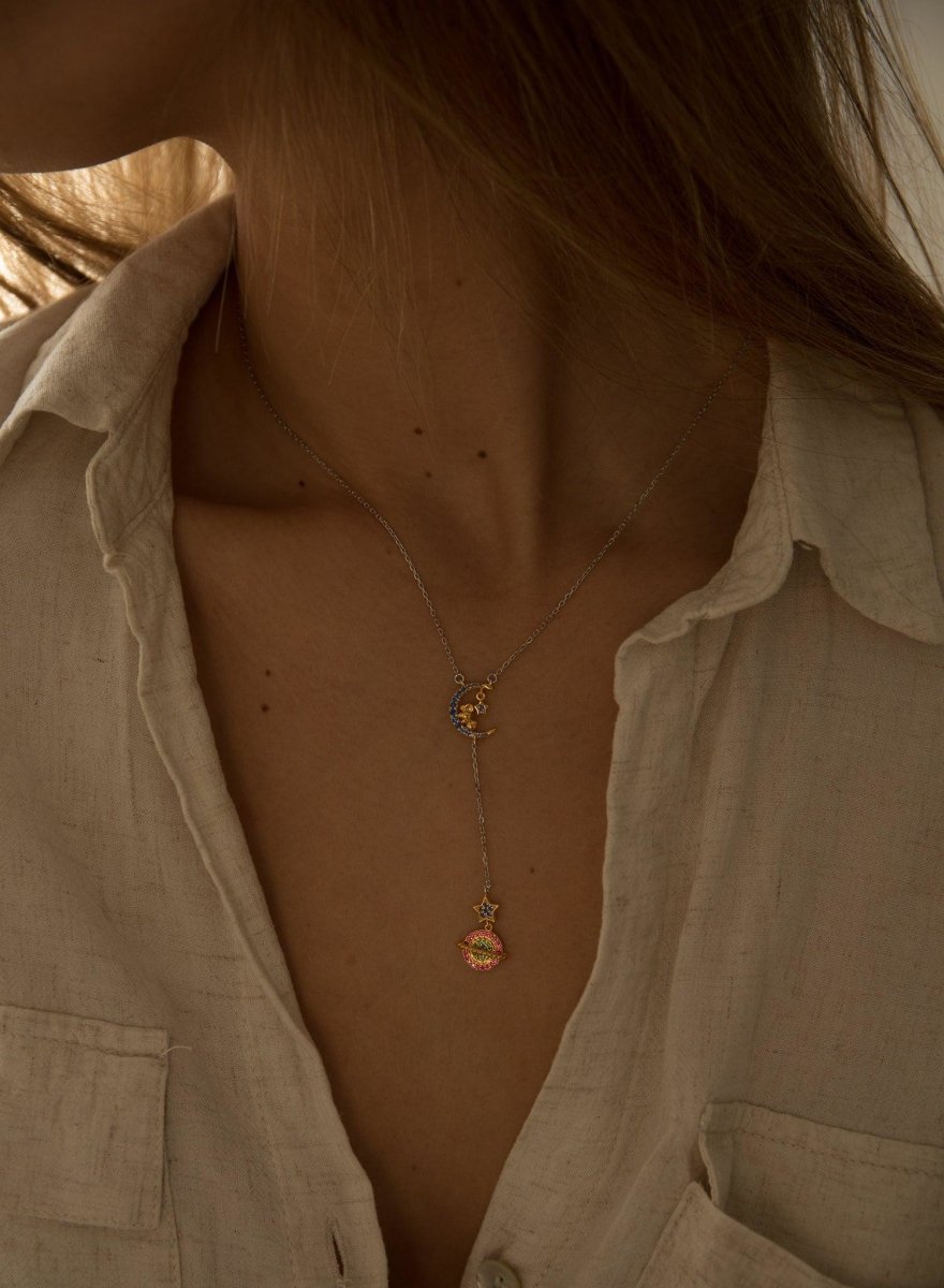 Colgante de plata con dos mini charms en motivo de luna y planeta con detalle de circonitas multicolores-LINEARGENT