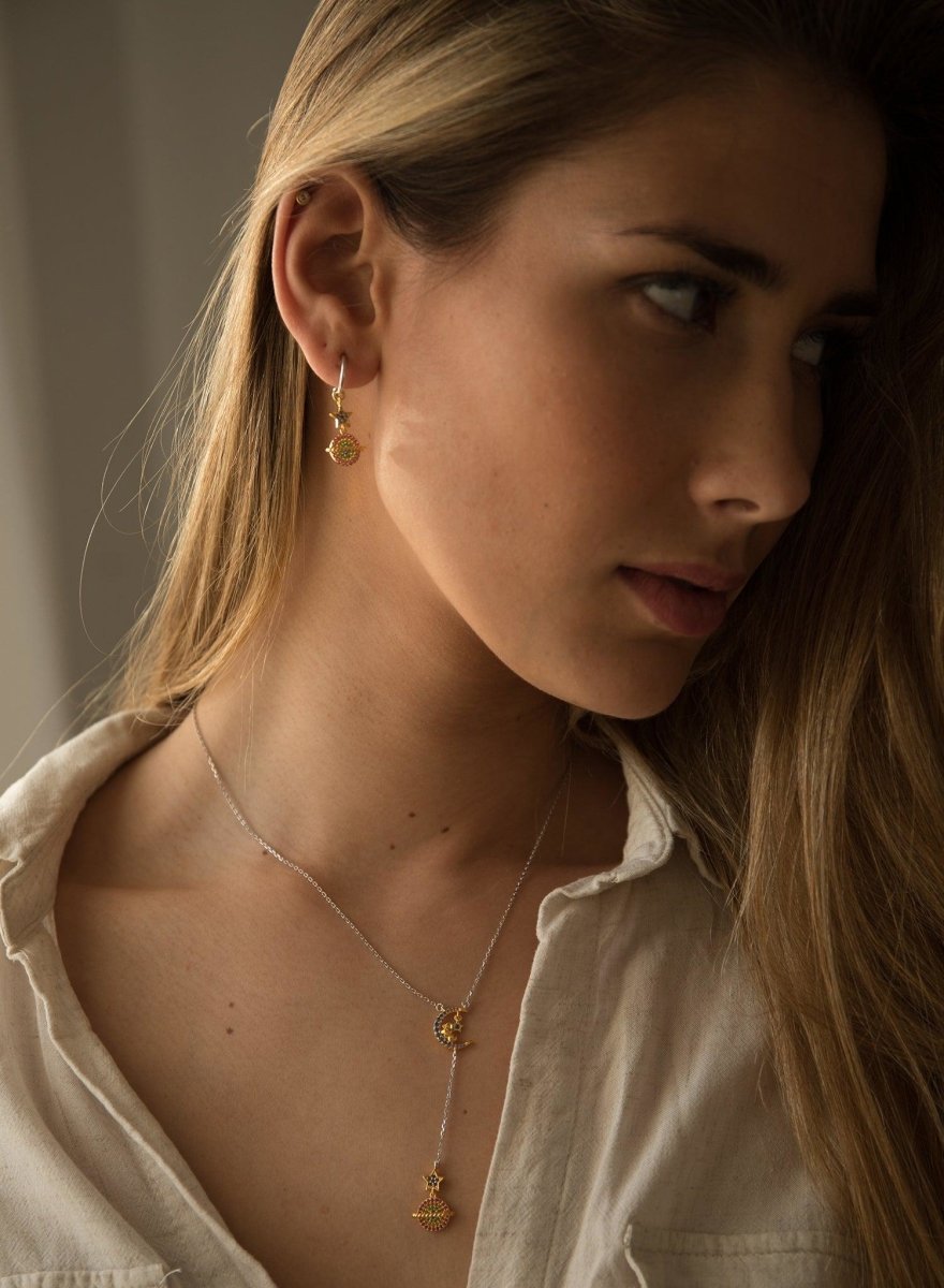 Colgante de plata con dos mini charms en motivo de luna y planeta con detalle de circonitas multicolores-LINEARGENT