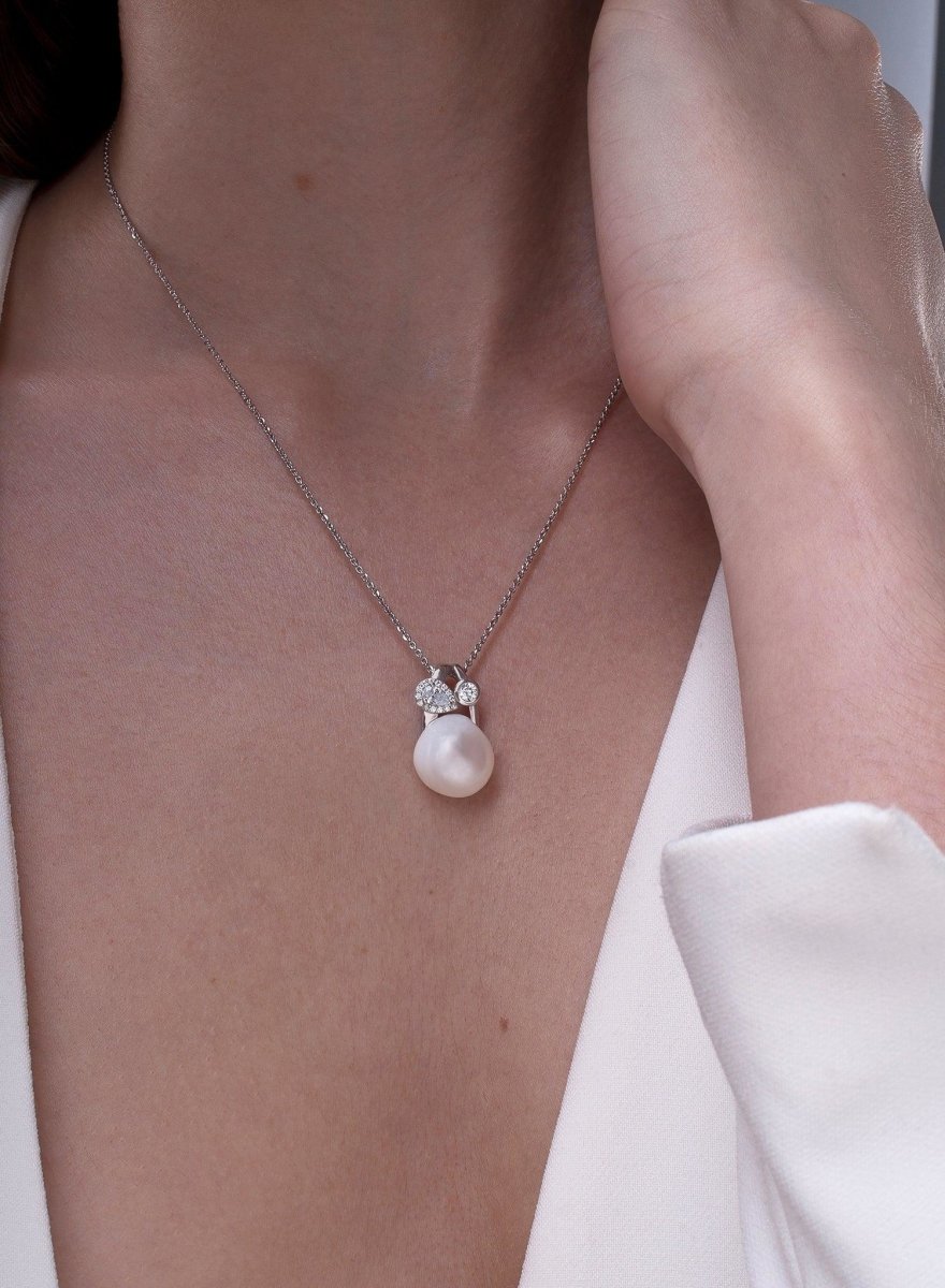 Colgante de plata con triple motivo de perla cuarzo adamantino y circonitas