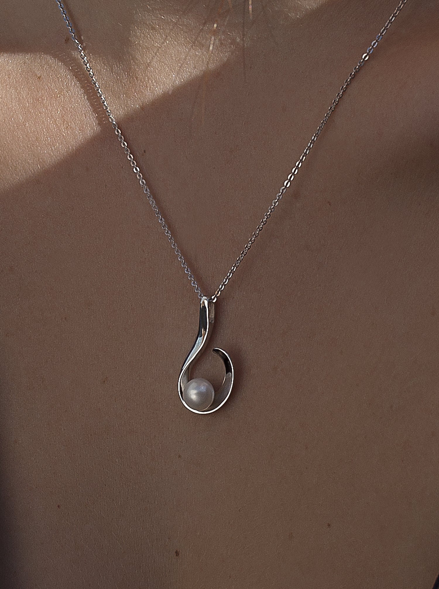 Colgante perlas diseño lágrima abierta con perla-LINEARGENT