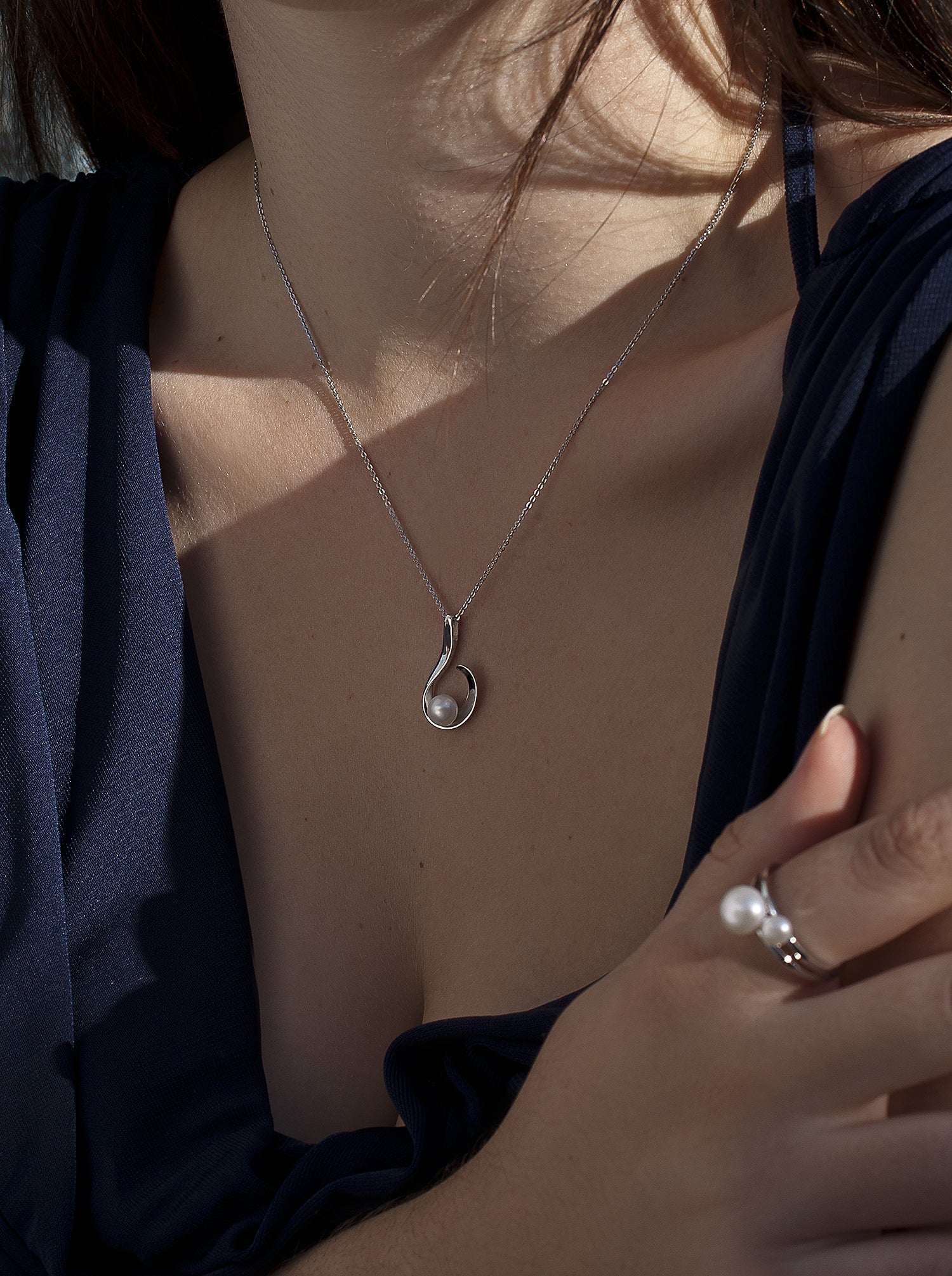 Colgante perlas diseño lágrima abierta con perla