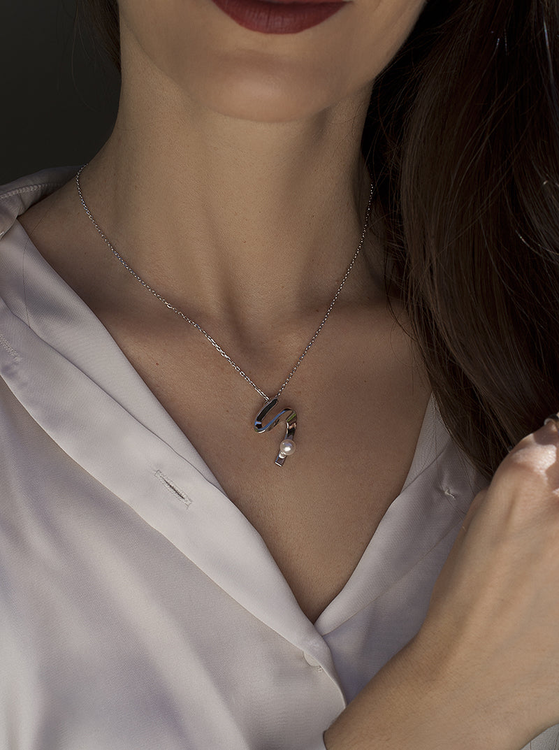 Colgante perlas diseño serpentina con una perla