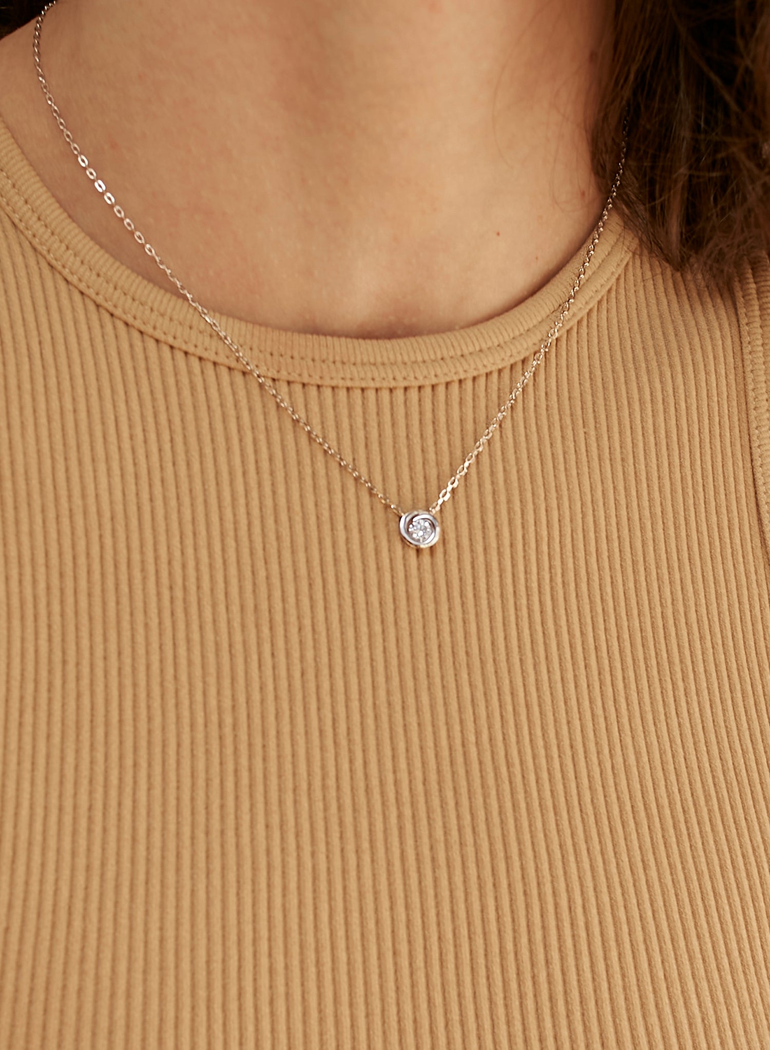 Colgantes pequeños circulares con corazón de circonita-LINEARGENT