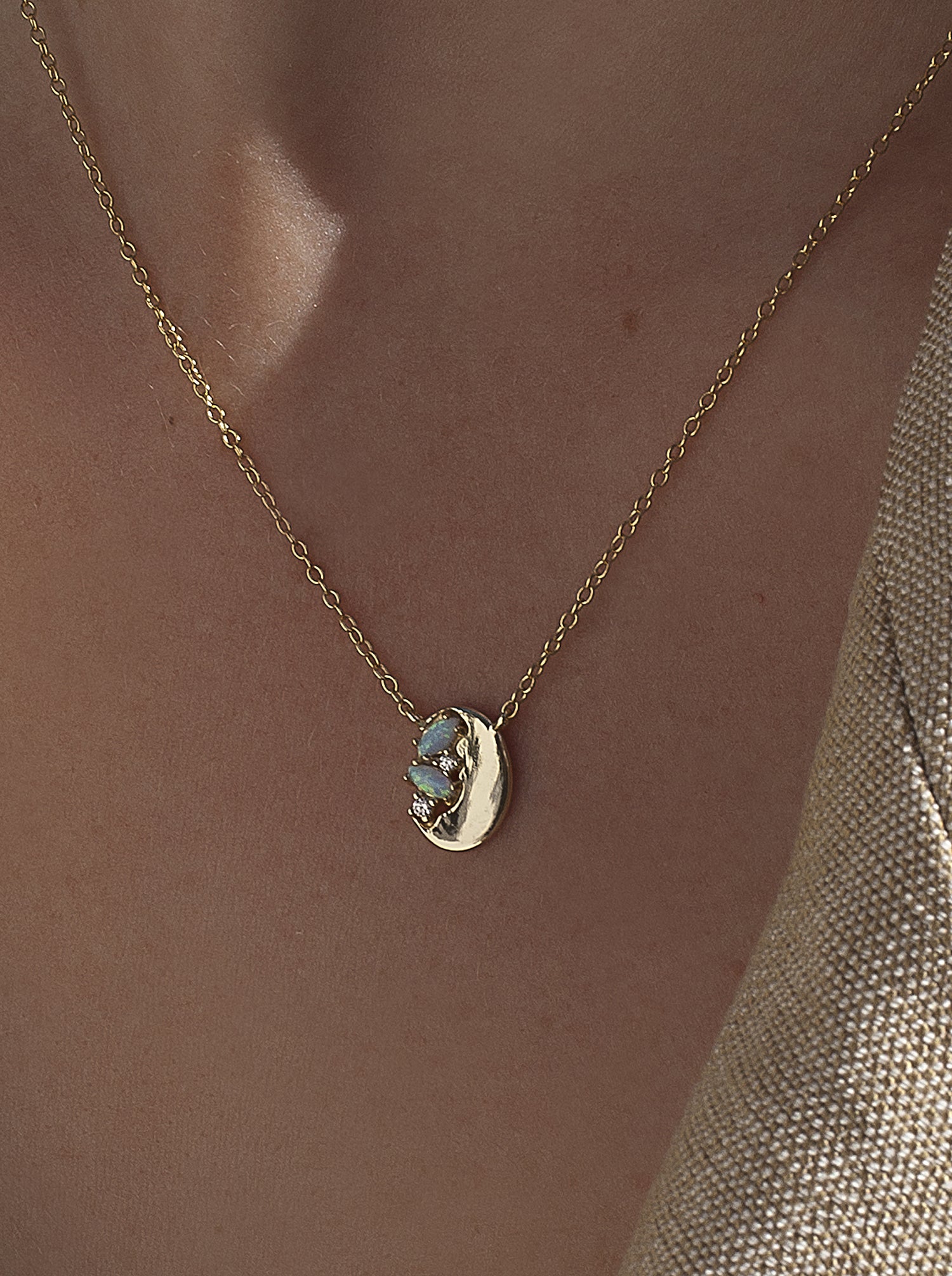 Colgantes pequeños de plata bañada en oro con ópalo y circonitas-LINEARGENT