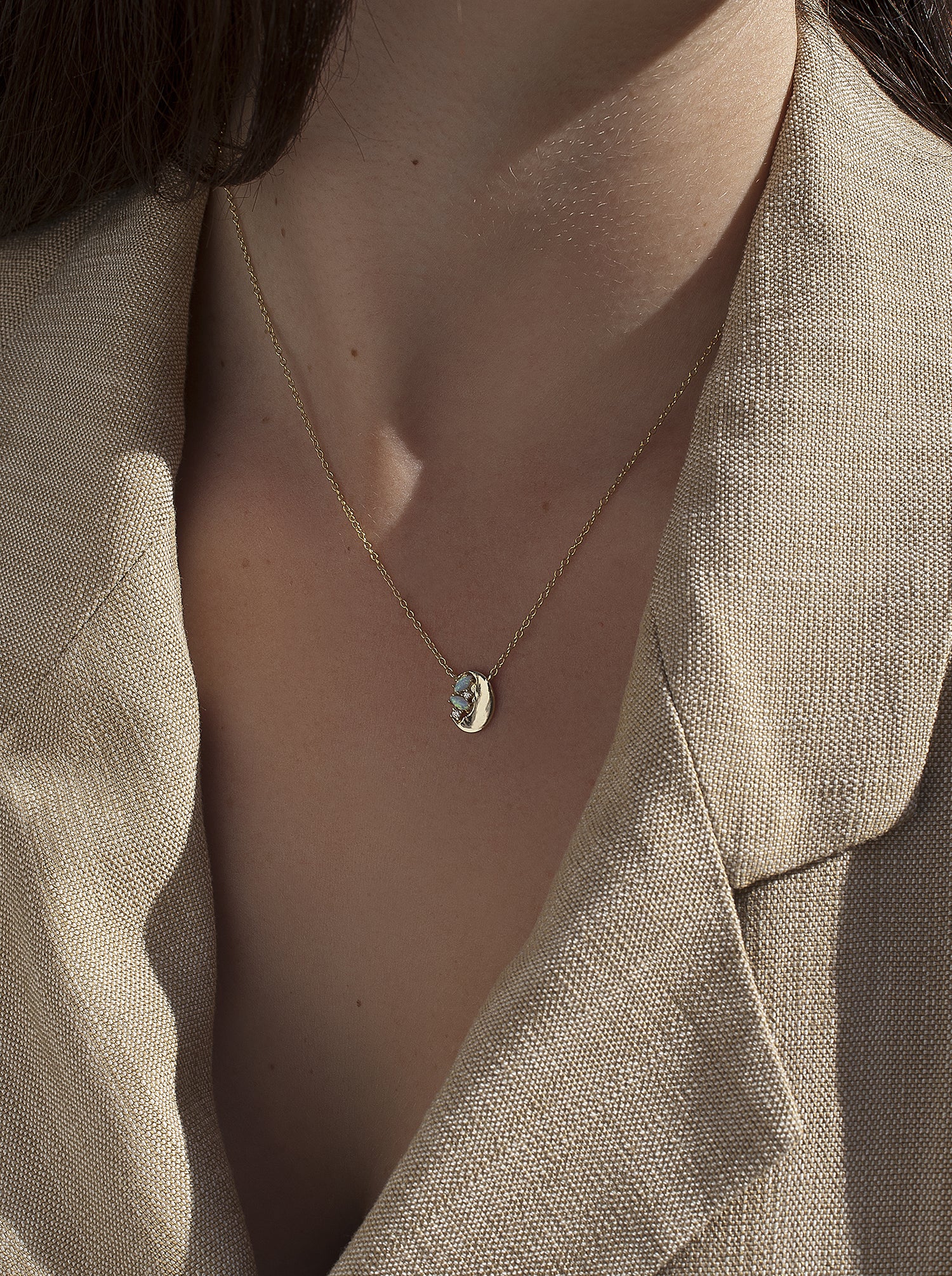 Colgantes pequeños de plata bañada en oro con ópalo y circonitas-LINEARGENT