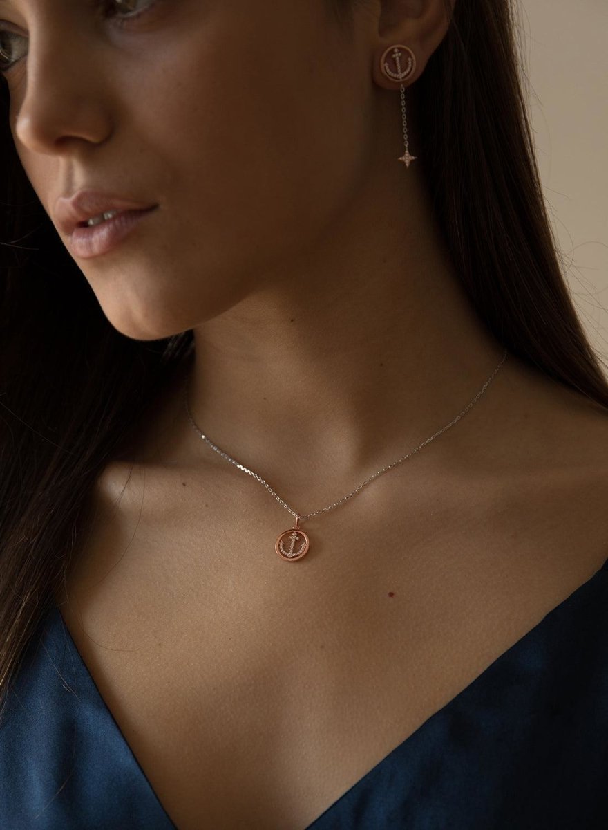 Colgantes pequeños de plata con motivo de ancla bañado en rosa con circonita blanca.