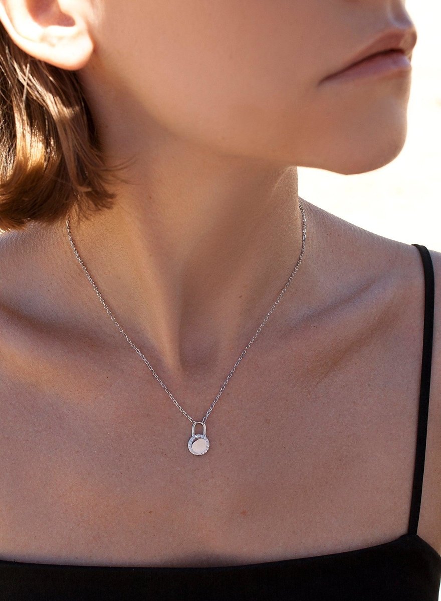 Colgantes pequeños de plata diseño candado redondo