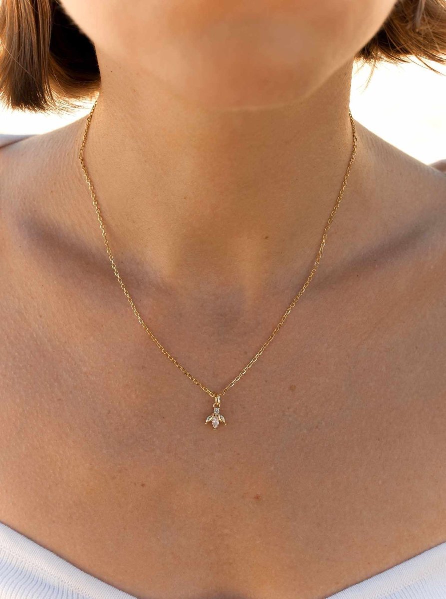 Colgantes pequeños de plata dorado diseño mosca