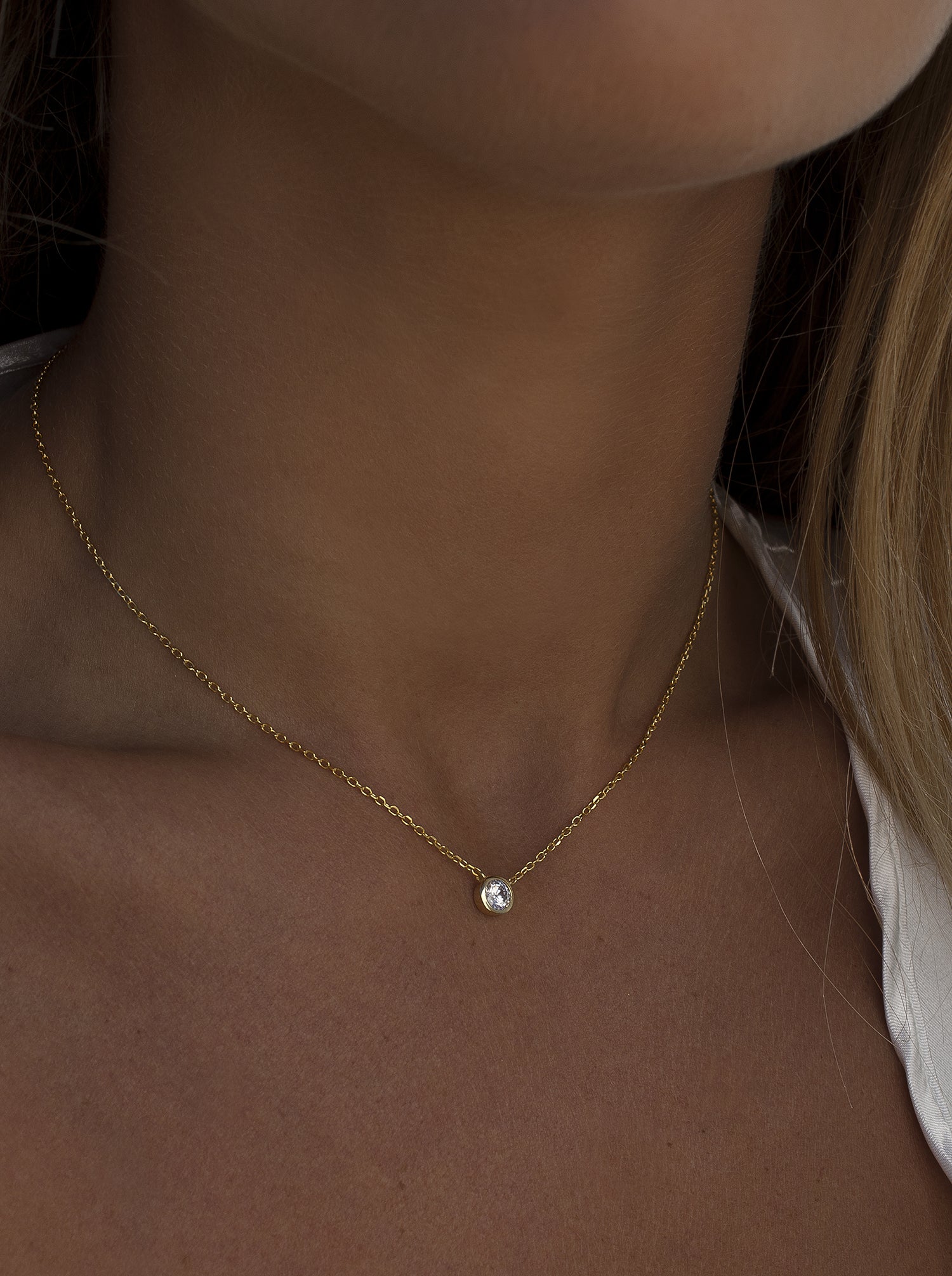 Colgantes pequeños diseño de chatón central dorado-LINEARGENT