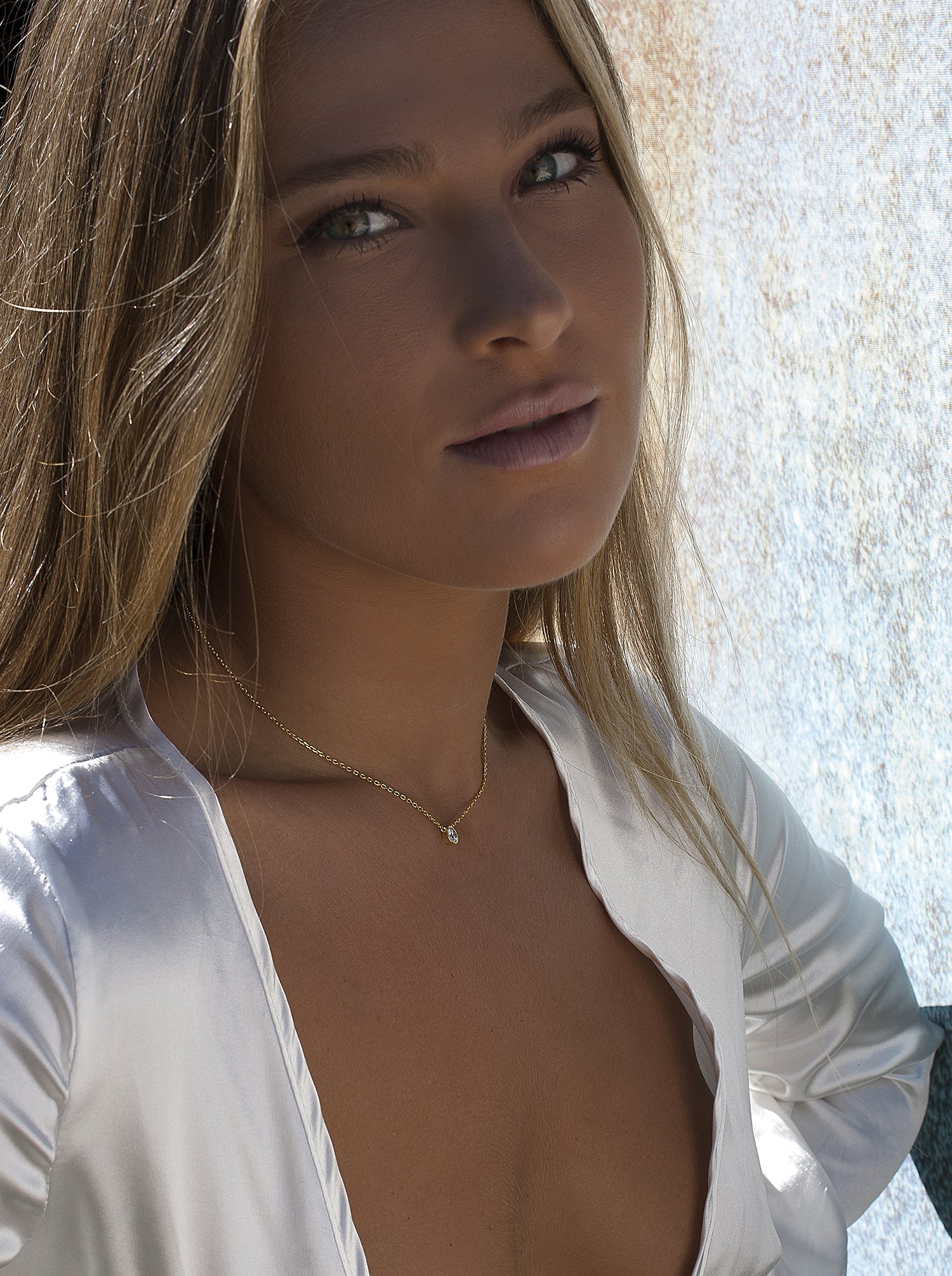 Colgantes pequeños diseño de chatón central dorado-LINEARGENT