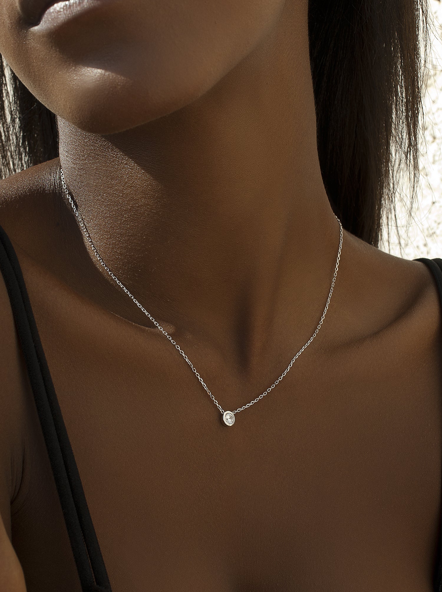 Colgantes pequeños diseño de chatón central plateado