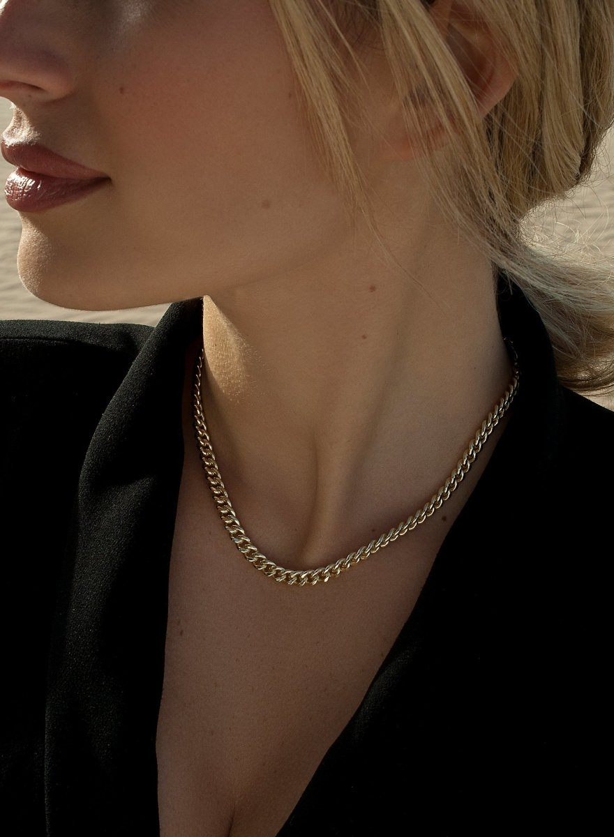 Collar cadena bañada en oro diseño de eslabones pequeños