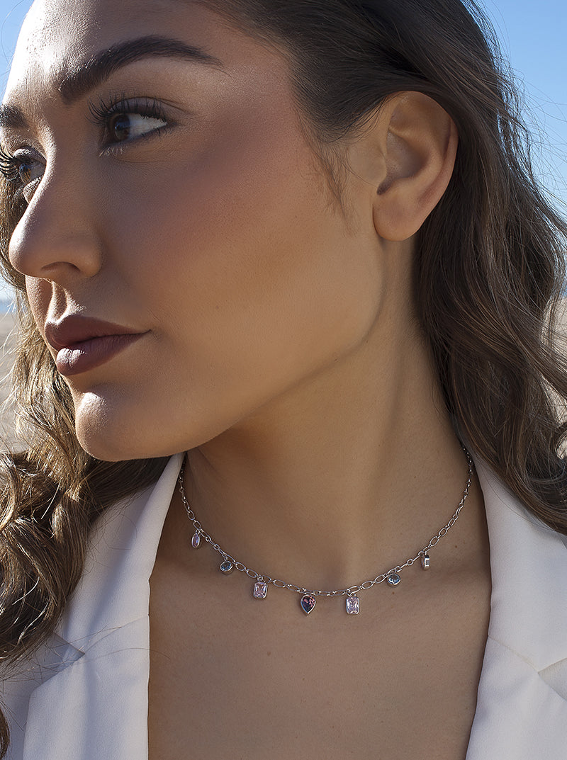 Collar con piedras colgantes en tonos románticos