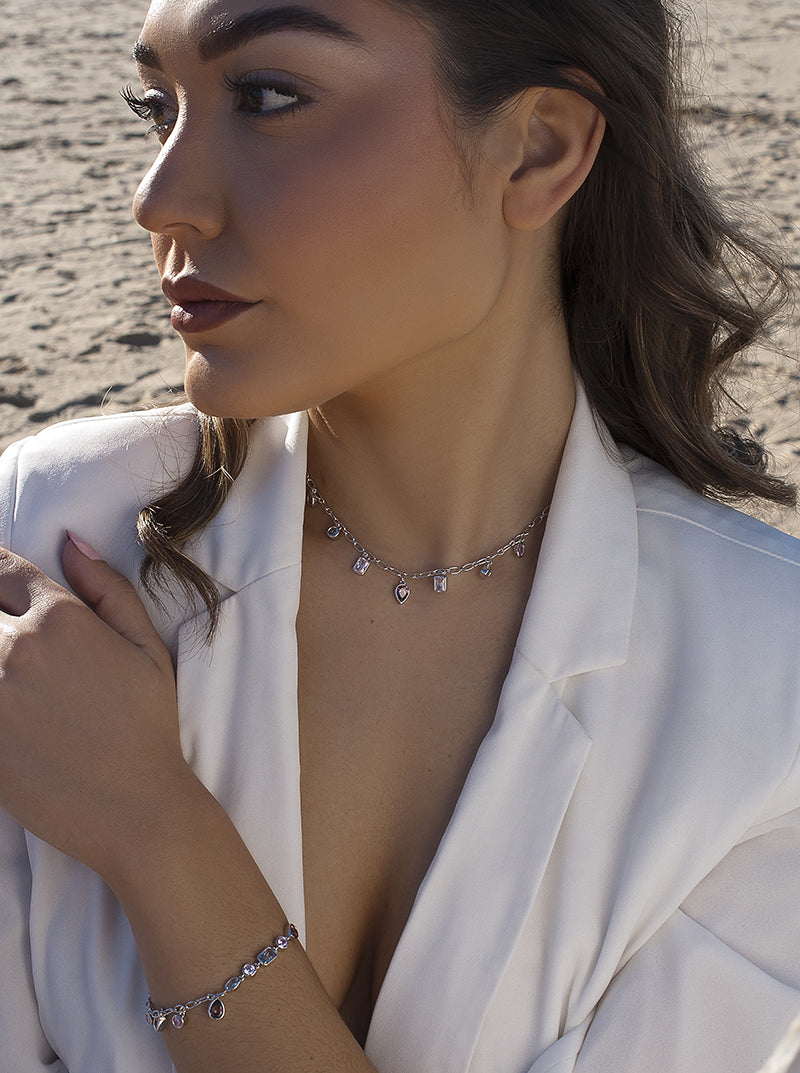 Collar con piedras colgantes en tonos románticos