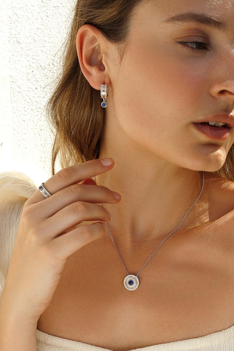 Collar medalla con circonitas y gema central azul