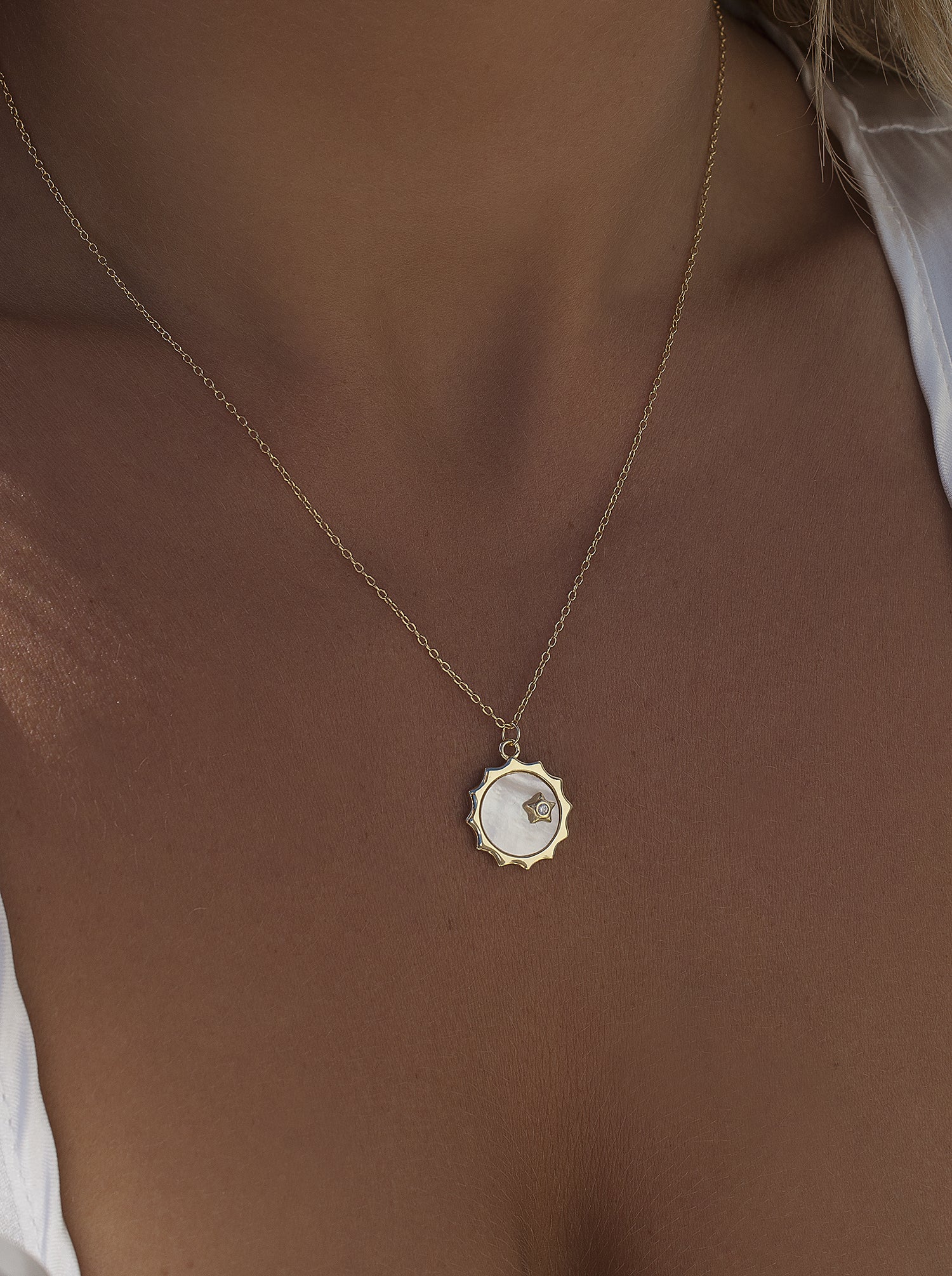 collier médaille de argent en plated in or design soleil avec opale