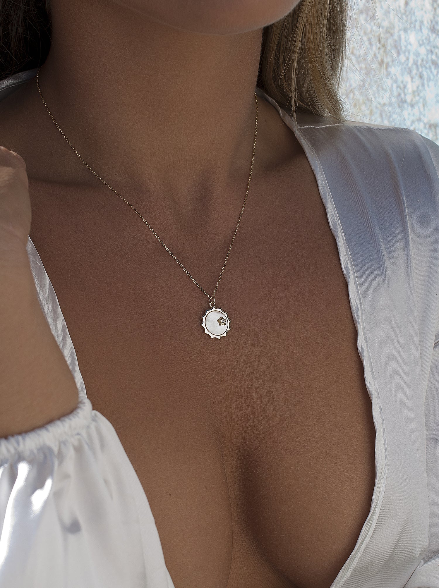 collier médaille de argent en plated in or design soleil avec opale