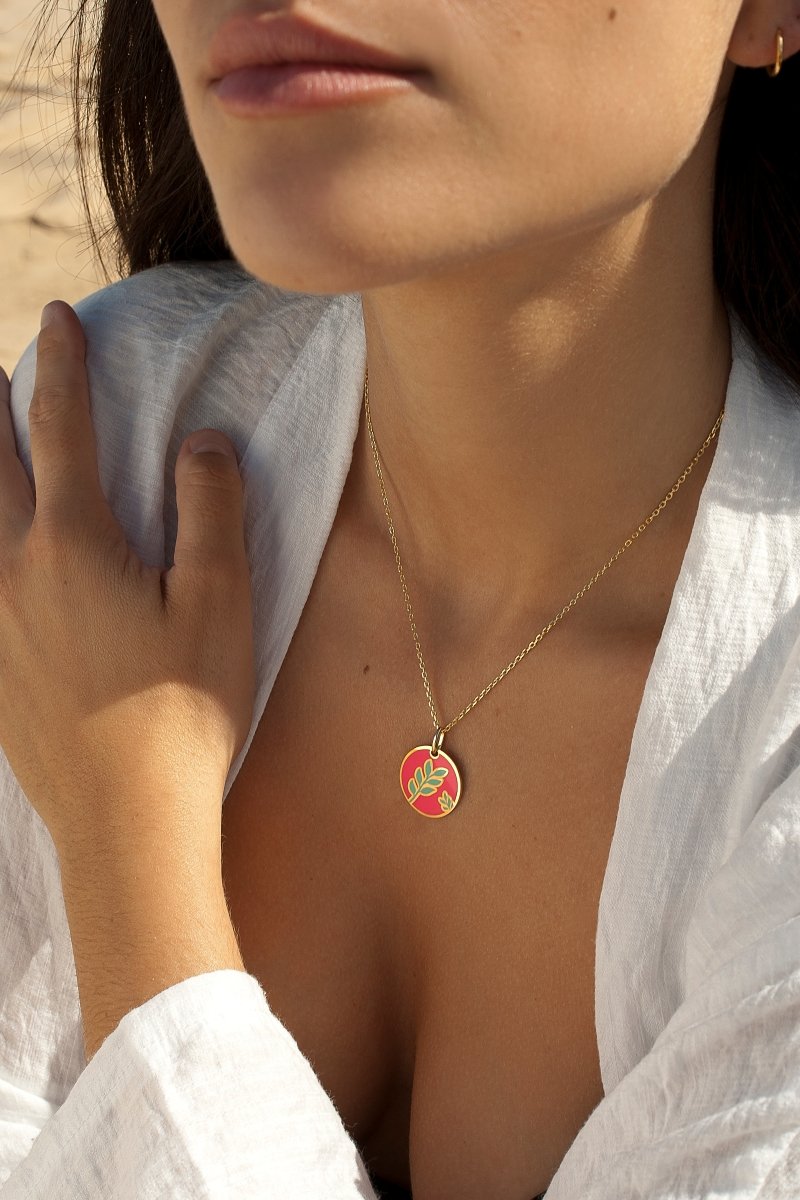 collier médaille de argent de motif floral de enamel en tonalité rose fuchsia