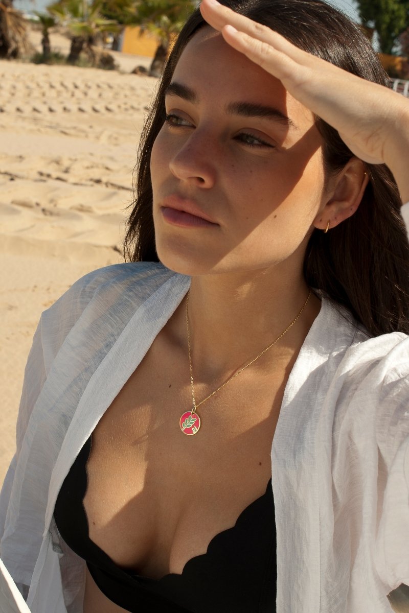 collier médaille de argent de motif floral de enamel en tonalité rose fuchsia