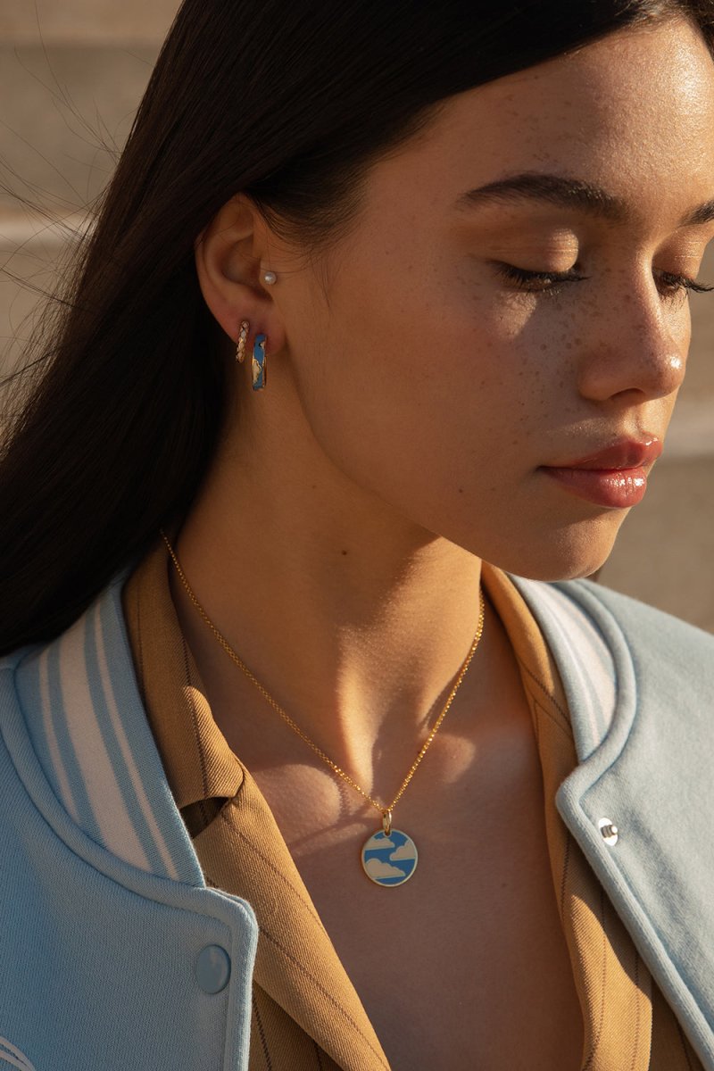 Collar medalla de plata de motivo nubes de esmalte en tono azul eléctrico