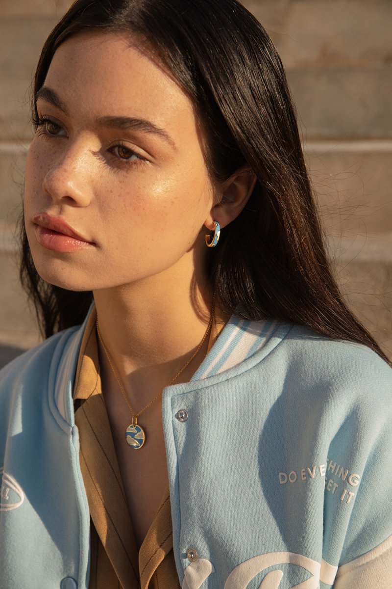 Collar medalla de plata de motivo nubes de esmalte en tono azul eléctrico