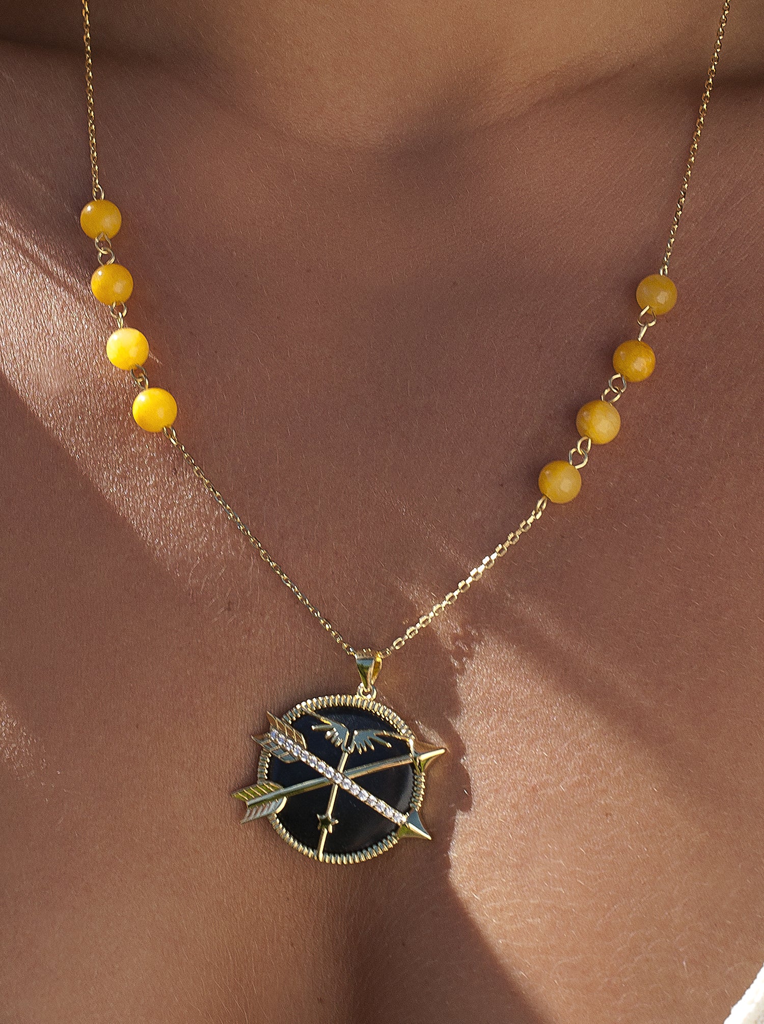 Collar medalla motivo central formado por dos flechas y circonitas-LINEARGENT