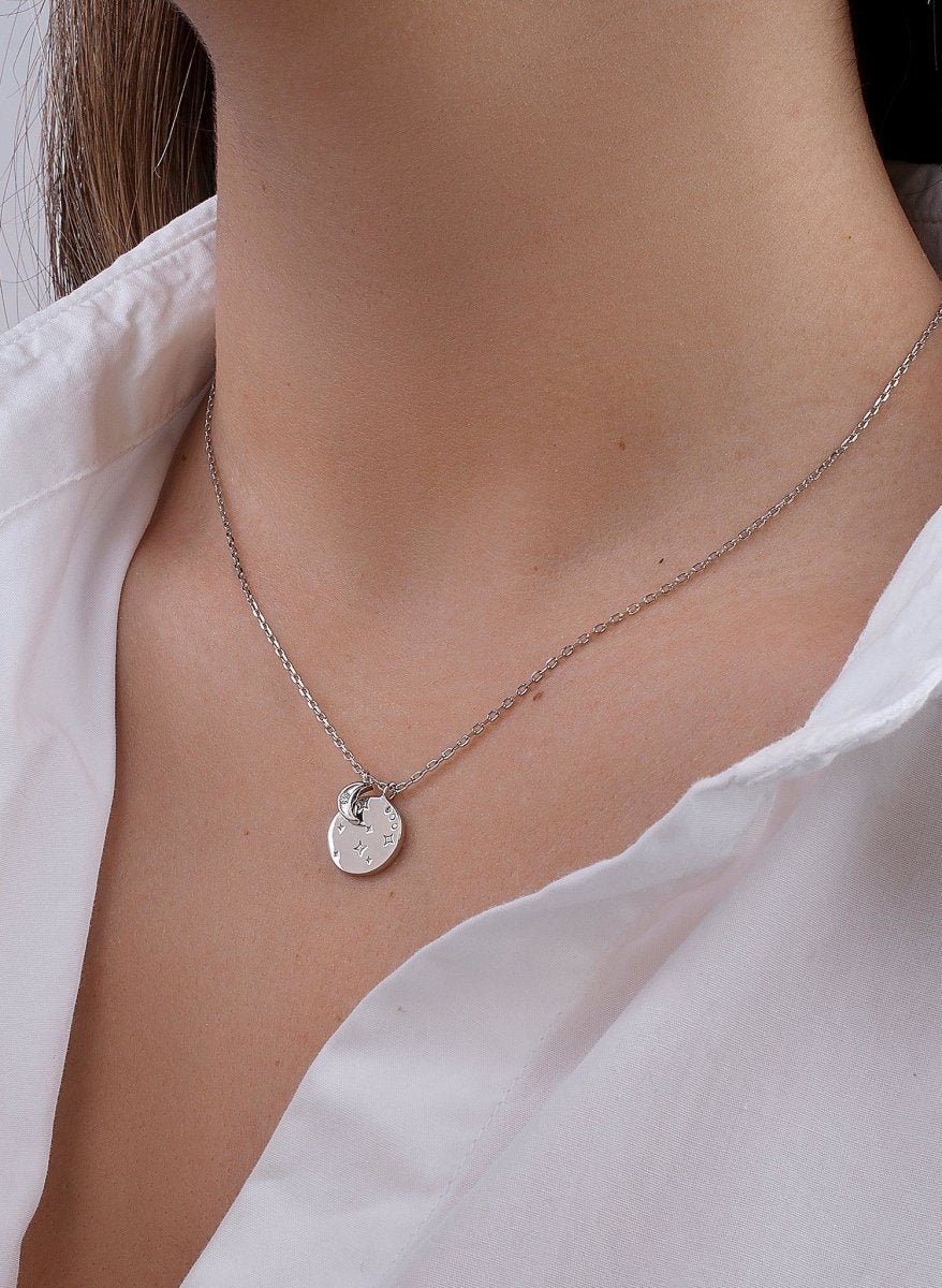 Collar medalla pequeña diseño de destellos y charm de luna