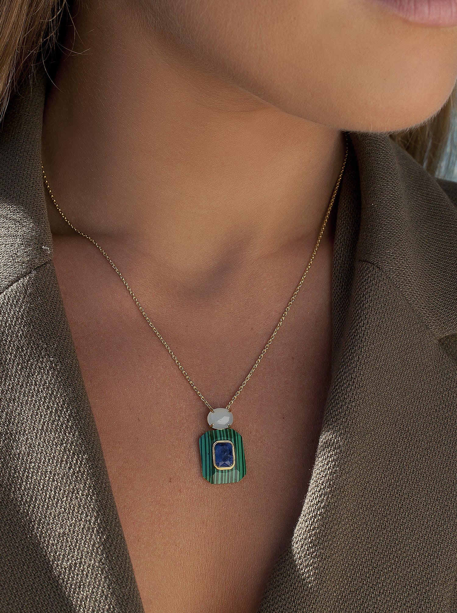 Collares con colgantes en tonos verdes y motivo central con piedra en azul marino-LINEARGENT