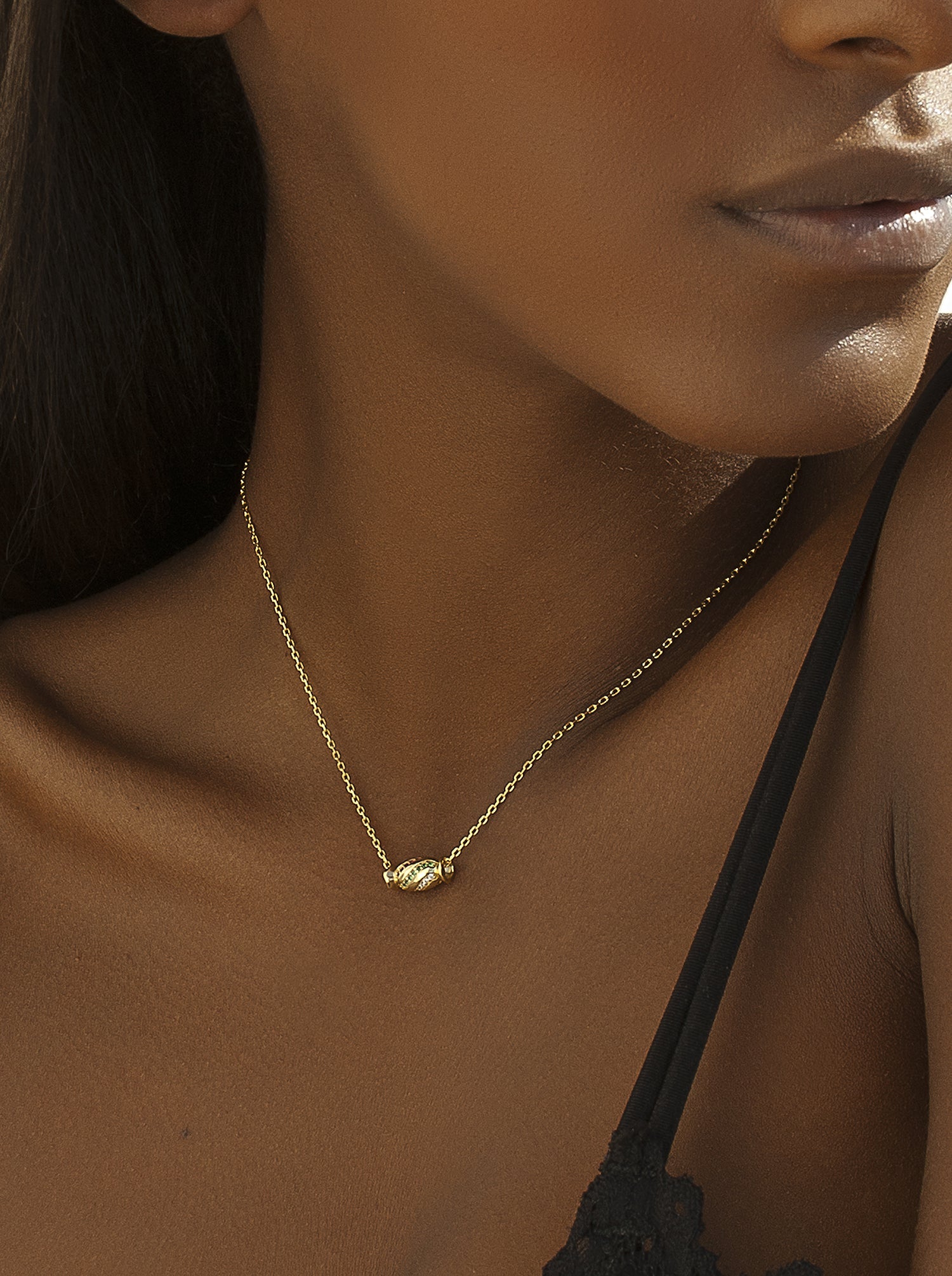 colliers avec pendentifs motif caramel avec rails de zircons