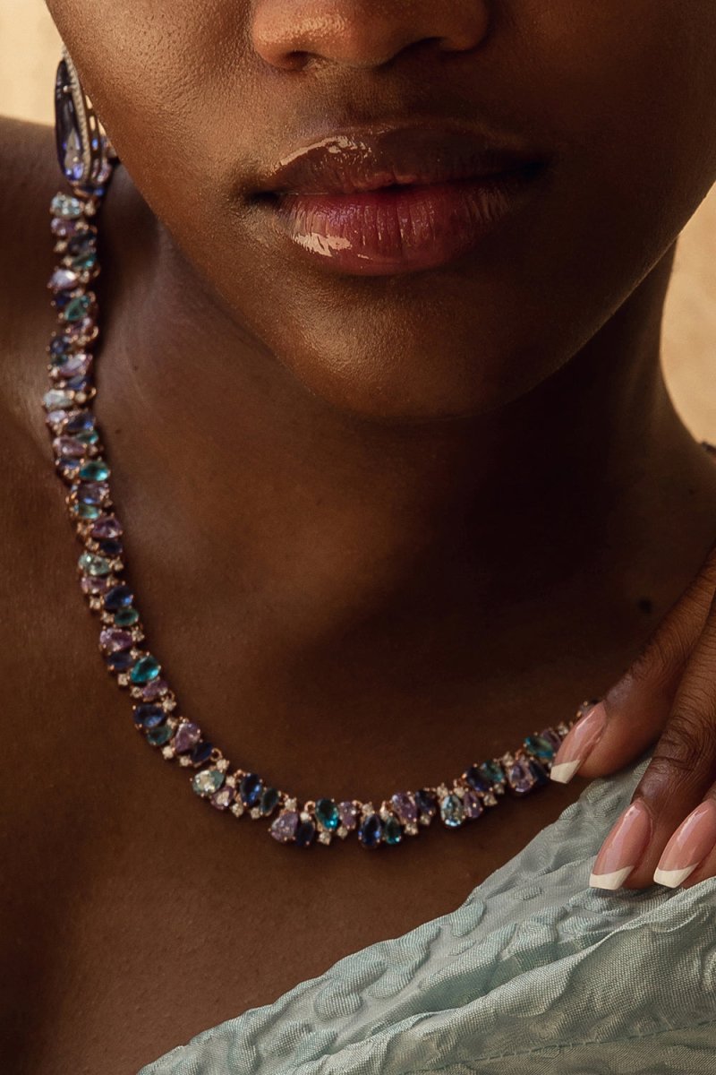 Collares con piedras de colores en tonos fríos