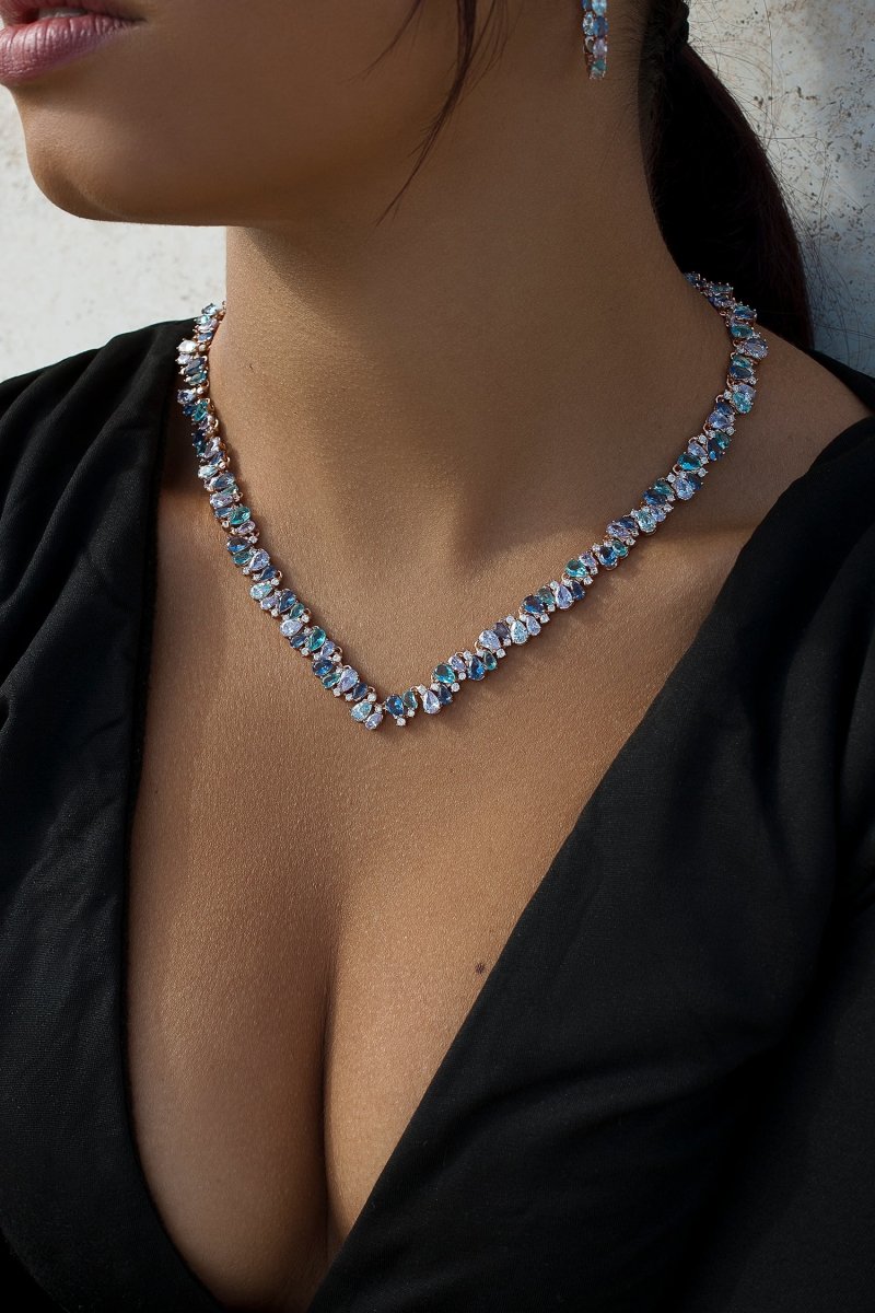 Collares con piedras de colores en tonos fríos