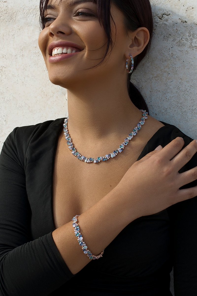 Collares con piedras de colores en tonos fríos