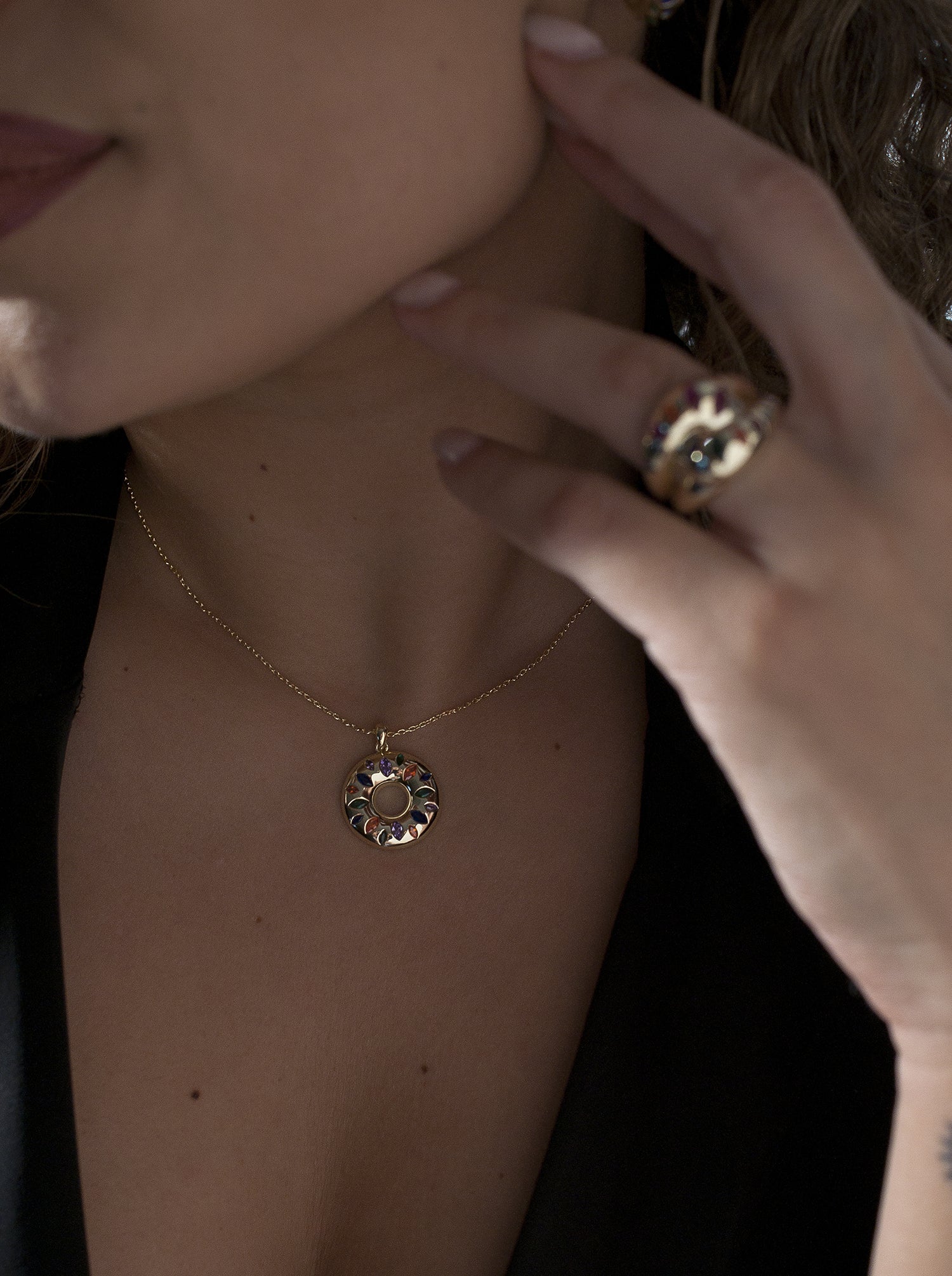 Collares con piedras diseño donut con gemas multicolor