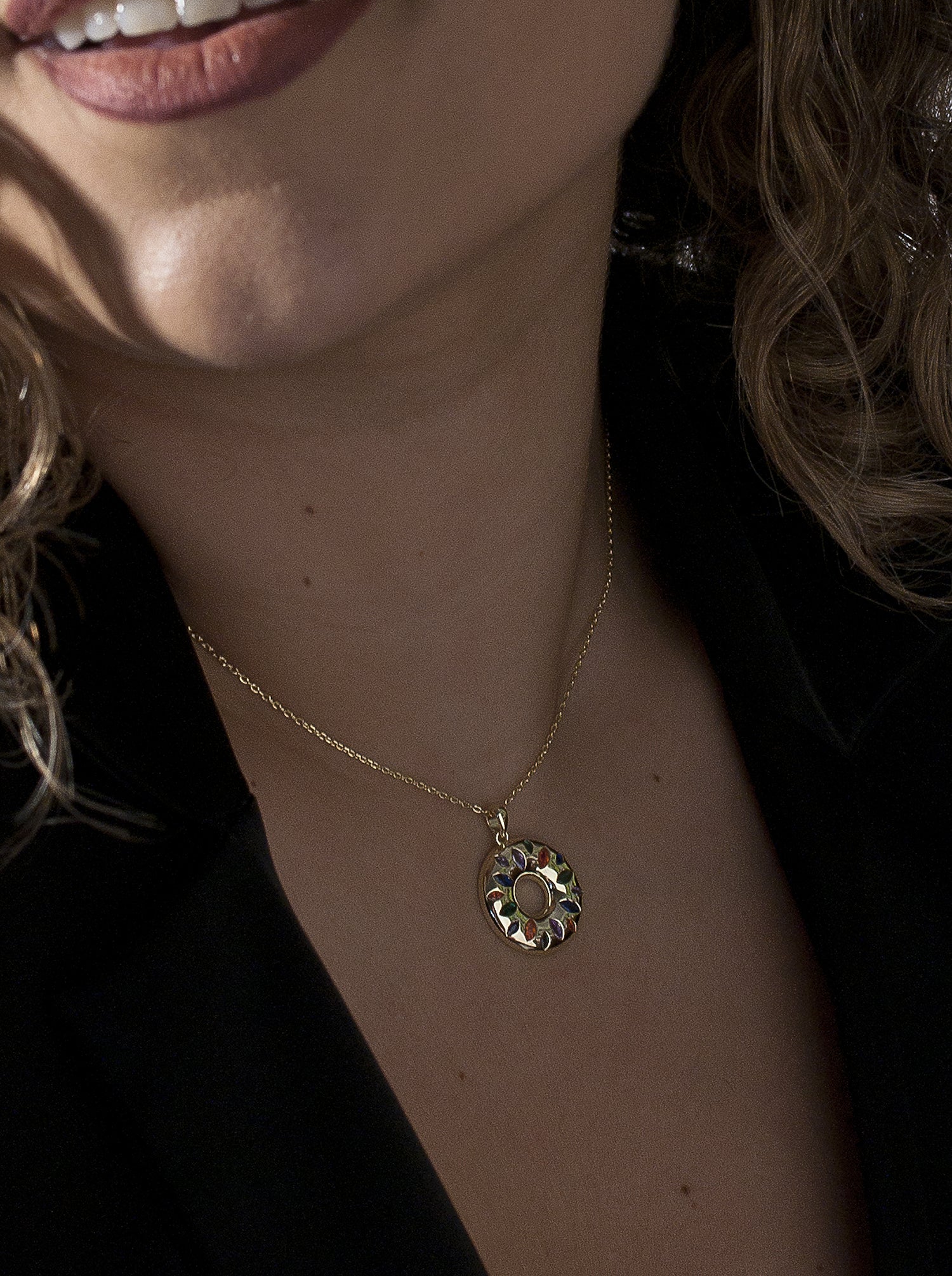 Collares con piedras diseño donut con gemas multicolor