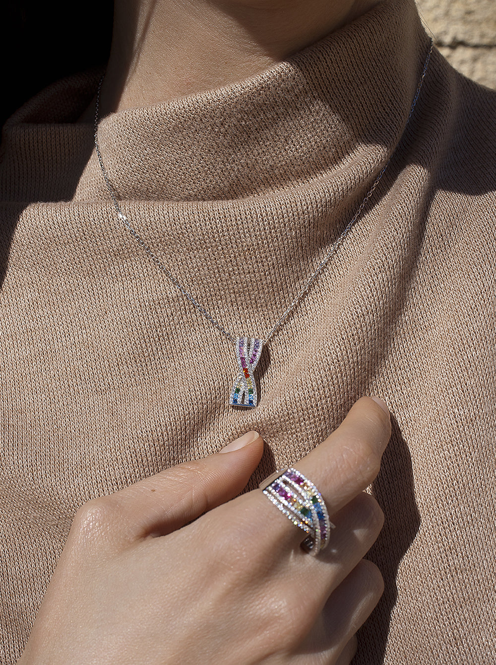 Collares con piedras diseño raíles cruzados multicolor